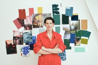 La designer Gesa Hansen da anni collabora con Villeroy & Boch e ha sviluppato diversi concept cromatici. Sullo sfondo una moodbord creata da lei. foto Nathalie Mohadjer La designer Gesa Hansen da anni collabora con Villeroy & Boch e ha sviluppato diversi concept cromatici. Sullo sfondo una moodbord creata da lei. foto Nathalie Mohadjer