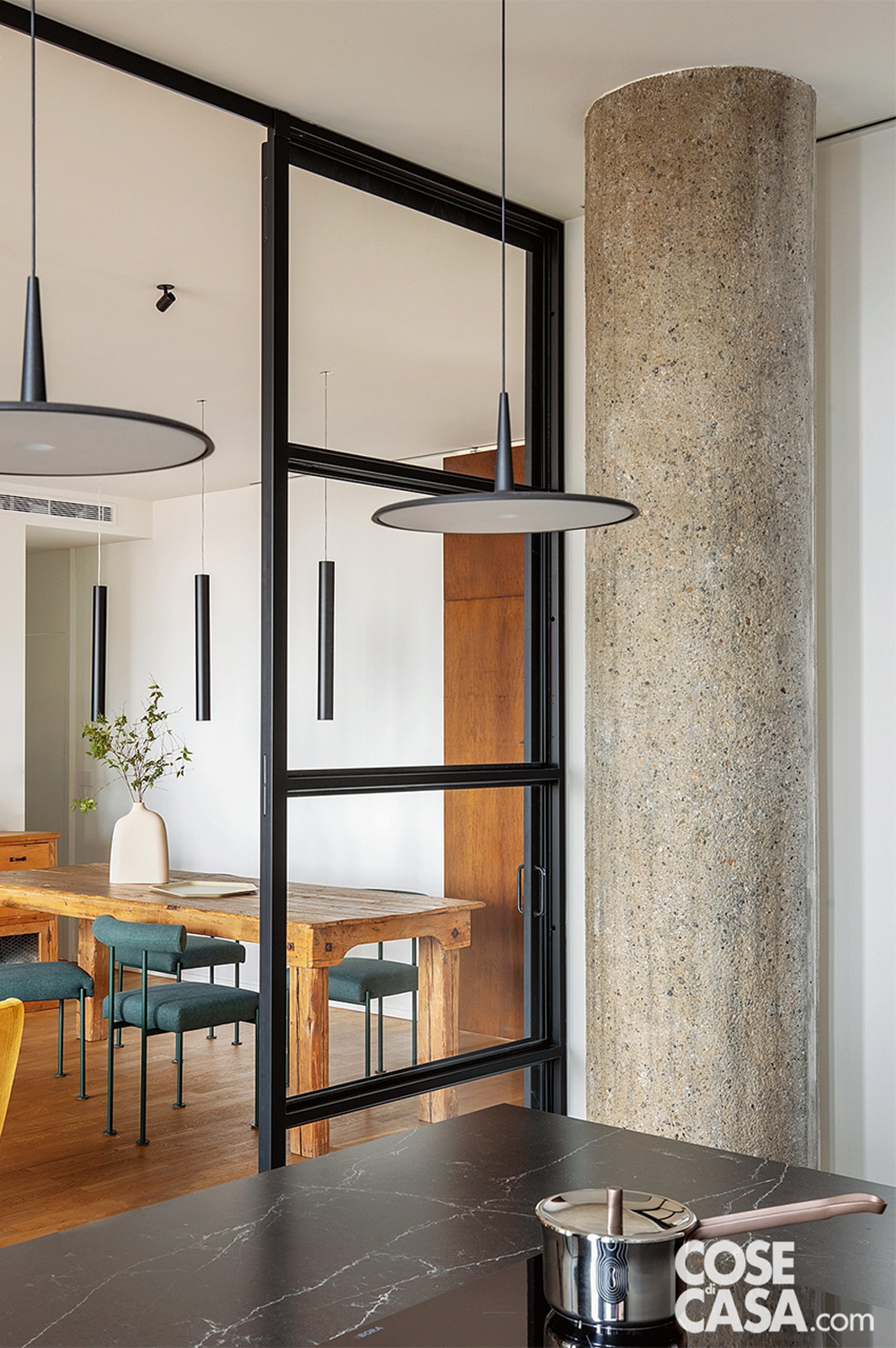 ante vetro che separano cucina da sala da pranzo