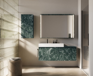 La collezione di arredo bagno Cubik di Ideagroup si amplia di finiture con materiali naturali pregiati – come il Rovere Caffè e il Rovere Termo – lavorati sartorialmente mantenendo la venatura in “biglia” sui frontali e sui fianchi terminali. Alla gamma già esistente di finiture si aggiungono ora anche quelle in laminato Unicolor HPL “effetto marmo”, nei colori Verde Dolomiti (come in foto), Grigio Yule, Rosso Maya e Bianco Olimpo, e le tinte unite “effetto polvere” Scintilla, Firmamento, Lampo, Bagliore e Meteora. www.ideagroup.it – Cersaie 2026, Pad 21, Stand A35 B30 + A39 B38