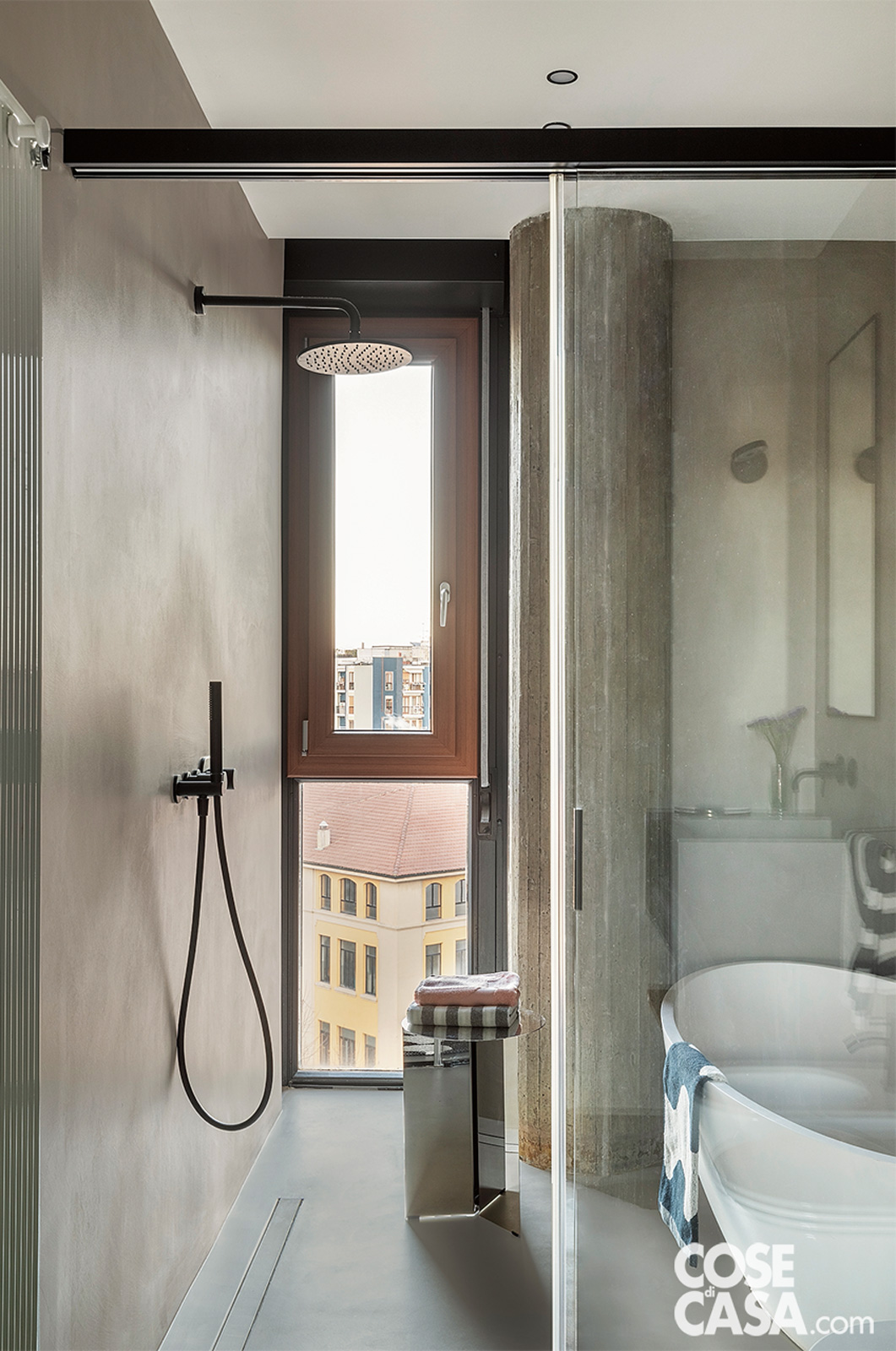 bagno con colona cemento
