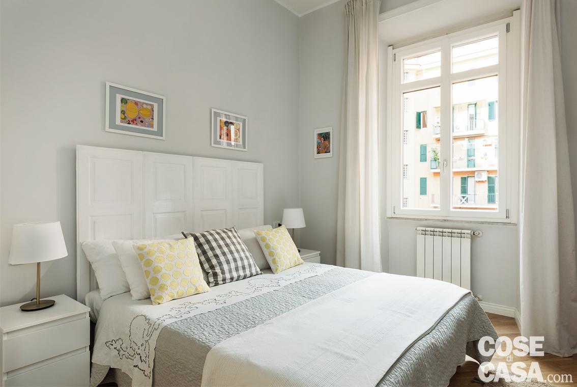 Tutta bianca come l'intera camera, la testiera del letto è composta dagli scuri originali della casa, recuperati, assemblati e dipinti con smalto. Foto Paolo Fusco. Progetto Studio GRIPPO + MURZI, arch. Marco Grippo e arch. Matteo Murzi, Roma.