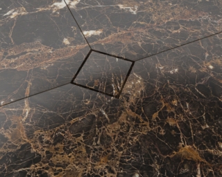 È a filo pavimento la canalina per doccia Invisible Quattro 100 di Carrodrain per drenaggio lineare invisibile, soluzione ideale soprattutto per un pavimento in marmo o piastrelle. Tutti gli elementi tecnici della canalina non sono visibili ma sono ben accessibili per una facile manutenzione. Dopo l'installazione rimane visibile solo una fessura di 3 mm nel pavimento. Grazie alla profondità estremamente ridotta di incasso, di soli 60 mm finitura superficiale del pavimento esclusa, la canalina è anche adatta per ristrutturazioni. L’impermeabilità è garantita dalla membrana impermeabile Kerlox per pareti e pavimenti di bagni. www.carrodrain.com  – Cersaie 2026, Pad. 22, Stand B23