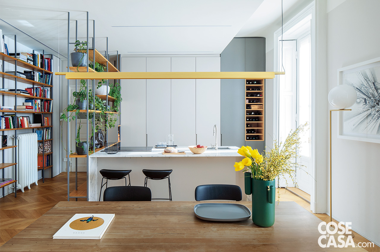 La cucina si trova all'ingresso della casa ed è schermata parzialmente dalla libreria passante. Lavaggio e cottura sono posizionati sull'isola, soluzione per cui occorre prevedere in fase di ristrutturazione la collocazione degli impianti. Progetto: Studiocarta, arch. Mauro Carta e arch. Silvia Faravelli, Tel. 02/38239040, www.maurocarta.com. Foto: Claudio Tajoli - Styling: Rosaria Sofia Galli. La cucina si trova all'ingresso della casa ed è schermata parzialmente dalla libreria passante. Lavaggio e cottura sono posizionati sull'isola, soluzione per cui occorre prevedere in fase di ristrutturazione la collocazione degli impianti. Progetto: Studiocarta, arch. Mauro Carta e arch. Silvia Faravelli, Tel. 02/38239040, www.maurocarta.com. Foto: Claudio Tajoli - Styling: Rosaria Sofia Galli.