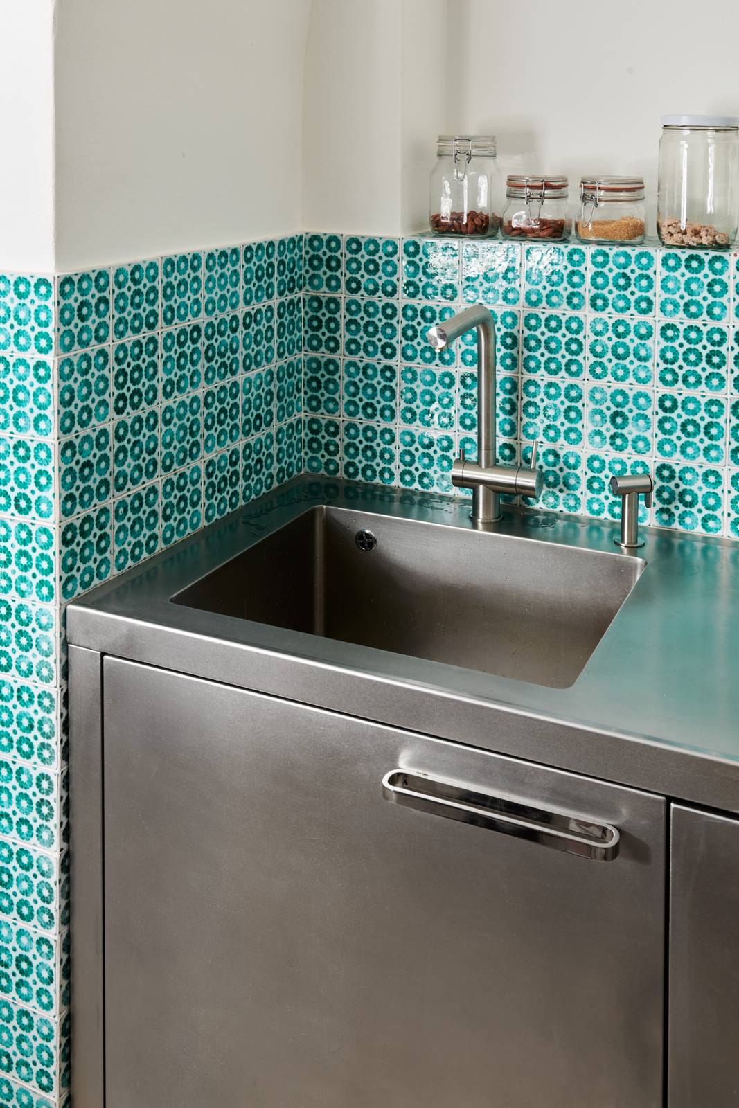 Nella cucina ad angolo della linea Atelier di Abimis, realizzata come sempre su misura, è protagonista l’acciaio inox AISI 304 che dialoga con le superfici in ceramica che decorano le pareti dando vita ad un raffinato contrasto. Il grande lavello si integra perfettamente nel modulo che è chiuso da un'anta liscia completata dalla tipica maniglia arrotondata della linea Ego. Prezzo su richiesta. https://abimis.com Nella cucina ad angolo della linea Atelier di Abimis, realizzata come sempre su misura, è protagonista l’acciaio inox AISI 304 che dialoga con le superfici in ceramica che decorano le pareti dando vita ad un raffinato contrasto. Il grande lavello si integra perfettamente nel modulo che è chiuso da un'anta liscia completata dalla tipica maniglia arrotondata della linea Ego. Prezzo su richiesta. https://abimis.com