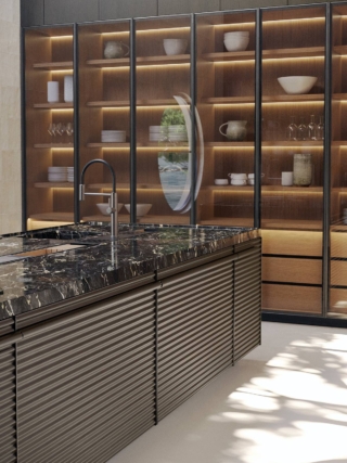 La cucina Cinqueterre di Schiffini è realizzata interamente in alluminio e rappresenta ancora oggi la perfetta sintesi tra eccellenza tecnica e stile senza tempo. Contraddistinta da una meticolosa scelta delle finiture, precisione artigianale e attenzione per i dettagli, rifiuta l’uniformità e diventa un esempio di innovazione meccanica e avanguardia tecnologica. Il piano realizzato in pregiato marmo Portoro accoglie il lavello integrato. Prezzo su richiesta. https://www.schiffini.it/ La cucina Cinqueterre di Schiffini è realizzata interamente in alluminio e rappresenta ancora oggi la perfetta sintesi tra eccellenza tecnica e stile senza tempo. Contraddistinta da una meticolosa scelta delle finiture, precisione artigianale e attenzione per i dettagli, rifiuta l’uniformità e diventa un esempio di innovazione meccanica e avanguardia tecnologica. Il piano realizzato in pregiato marmo Portoro accoglie il lavello integrato. Prezzo su richiesta. https://www.schiffini.it/