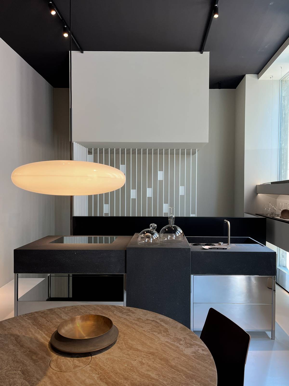 Acciaio inox con una raffinata finitura a specchio per ECHOES di Key Cucine che si muove sul confine sottile tra indoor e outdoor: è composta da tre moduli monoblocco essenziali, lavaggio, preparazione, cottura. Nel piano in pietra lavica, piacevolmente poroso e materico, è integrato il grande lavello squadrato da una parte e il piano cottura dall'altra. Prezzo su richiesta.https://www.keysbabo.com/ Acciaio inox con una raffinata finitura a specchio per ECHOES di Key Cucine che si muove sul confine sottile tra indoor e outdoor: è composta da tre moduli monoblocco essenziali, lavaggio, preparazione, cottura. Nel piano in pietra lavica, piacevolmente poroso e materico, è integrato il grande lavello squadrato da una parte e il piano cottura dall'altra. Prezzo su richiesta.https://www.keysbabo.com/