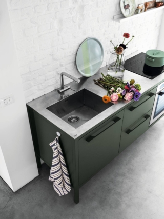 La cucina workstation Frame Kitchen di Fantin è realizzata in metallo 100% riciclabile disponibile in 35 varianti cromatiche con vernici atossiche e può essere configurata nelle versioni a due o a tre moduli. Il piano di lavoro in acciaio inox Barazza integra il lavello. La versione da tre moduli misura L 188 x P 67 x H 89. Prezzo a partire da 8.453 euro (con vasca integrata, piano cottura a induzione e miscelatore). https://www.fantin.com La cucina workstation Frame Kitchen di Fantin è realizzata in metallo 100% riciclabile disponibile in 35 varianti cromatiche con vernici atossiche e può essere configurata nelle versioni a due o a tre moduli. Il piano di lavoro in acciaio inox Barazza integra il lavello. La versione da tre moduli misura L 188 x P 67 x H 89. Prezzo a partire da 8.453 euro (con vasca integrata, piano cottura a induzione e miscelatore). https://www.fantin.com