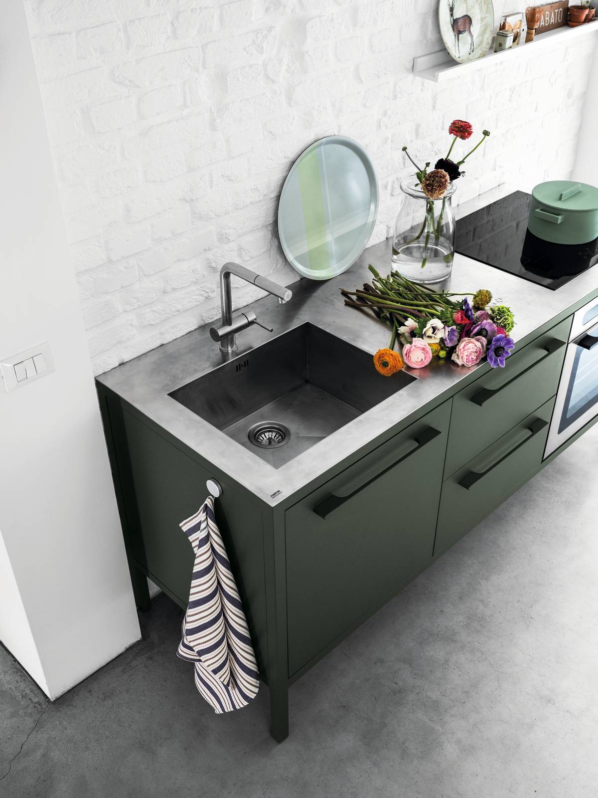 La cucina workstation Frame Kitchen di Fantin è realizzata in metallo 100% riciclabile disponibile in 35 varianti cromatiche con vernici atossiche e può essere configurata nelle versioni a due o a tre moduli. Il piano di lavoro in acciaio inox Barazza integra il lavello. La versione da tre moduli misura L 188 x P 67 x H 89. Prezzo a partire da 8.453 euro (con vasca integrata, piano cottura a induzione e miscelatore). https://www.fantin.com La cucina workstation Frame Kitchen di Fantin è realizzata in metallo 100% riciclabile disponibile in 35 varianti cromatiche con vernici atossiche e può essere configurata nelle versioni a due o a tre moduli. Il piano di lavoro in acciaio inox Barazza integra il lavello. La versione da tre moduli misura L 188 x P 67 x H 89. Prezzo a partire da 8.453 euro (con vasca integrata, piano cottura a induzione e miscelatore). https://www.fantin.com