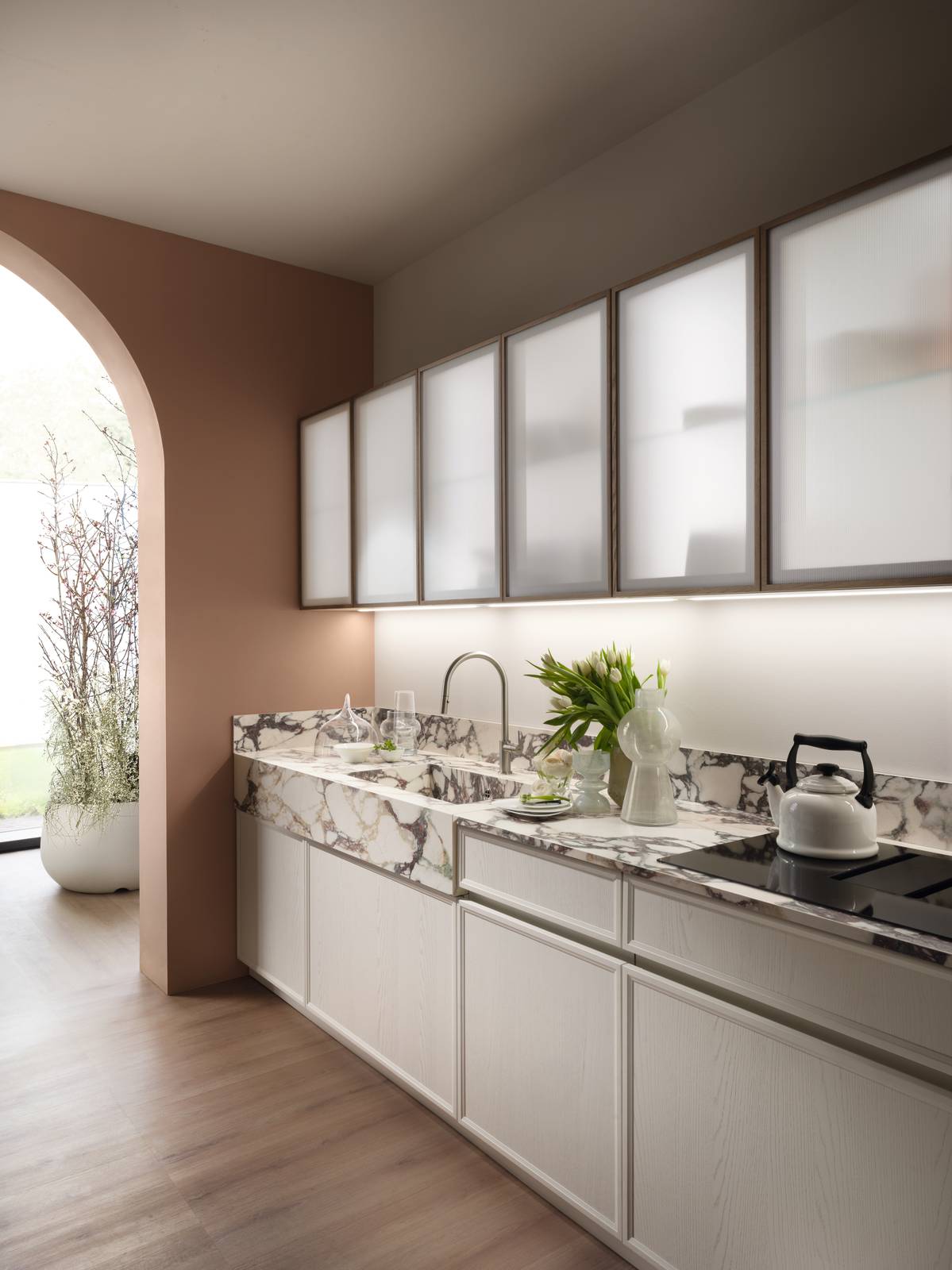 La cucina Poetica di Scavolini è composta da una serie di basi con le ante a telaio in Impiallacciato Frassino Riso; il piano, caratterizzato da un forte spessore, è dotato di lavello con una vasca integrata in Gres porcellanato Breccia Medicea. I pensili hanno le ante in vetro Millerighe Satinato con telaio in Frassino Pecan. Prezzo su richiesta. https://www.scavolini.com La cucina Poetica di Scavolini è composta da una serie di basi con le ante a telaio in Impiallacciato Frassino Riso; il piano, caratterizzato da un forte spessore, è dotato di lavello con una vasca integrata in Gres porcellanato Breccia Medicea. I pensili hanno le ante in vetro Millerighe Satinato con telaio in Frassino Pecan. Prezzo su richiesta. https://www.scavolini.com