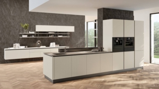 Nella cucina Round di Lube il lavello integrato nel top in Kerlite valorizza la continuità del piano di lavoro, creando una superficie visivamente uniforme che ne sottolinea lo stile contemporaneo e ne facilita le operazioni di pulizia. Le ante delle basi e delle colonne sono realizzate in Pet in una luminosa tonalità Sabbia tenue. Prezzo su richiesta. https://www.cucinelube.it Nella cucina Round di Lube il lavello integrato nel top in Kerlite valorizza la continuità del piano di lavoro, creando una superficie visivamente uniforme che ne sottolinea lo stile contemporaneo e ne facilita le operazioni di pulizia. Le ante delle basi e delle colonne sono realizzate in Pet in una luminosa tonalità Sabbia tenue. Prezzo su richiesta. https://www.cucinelube.it