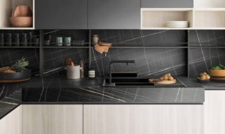 La composizione a penisola Up Design di Ar-Tre è composta da colonne e basi con le ante nella finitura noce talco; i pensili sono in laccato nero grafite opaco. Nello scenografico top in HPL Kenya, coordinato con lo schienale, trova posto l'ampio lavello nero perfettamente integrato nel piano e accessoriato con lo scolapiatti. Prezzo su richiesta. https://www.ar-tre.it/it/ La composizione a penisola Up Design di Ar-Tre è composta da colonne e basi con le ante nella finitura noce talco; i pensili sono in laccato nero grafite opaco. Nello scenografico top in HPL Kenya, coordinato con lo schienale, trova posto l'ampio lavello nero perfettamente integrato nel piano e accessoriato con lo scolapiatti. Prezzo su richiesta. https://www.ar-tre.it/it/