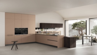 Una delicata colorazione per le ante in laminato Duna opaco della cucina Young di Stosa: è presente un'ampia penisola con il top in Sapienstone Nude in cui trovano posto i fuochi e il lavello integrato. I pensili a sviluppo orizzontale in termo strutturato Rovere Cumino danno vita ad un raffinato contrasto; la boiserie con mensole integrate collega la zona operativa al living. Prezzo su richiesta.
https://www.stosacucine.com Una delicata colorazione per le ante in laminato Duna opaco della cucina Young di Stosa: è presente un'ampia penisola con il top in Sapienstone Nude in cui trovano posto i fuochi e il lavello integrato. I pensili a sviluppo orizzontale in termo strutturato Rovere Cumino danno vita ad un raffinato contrasto; la boiserie con mensole integrate collega la zona operativa al living. Prezzo su richiesta.
https://www.stosacucine.com