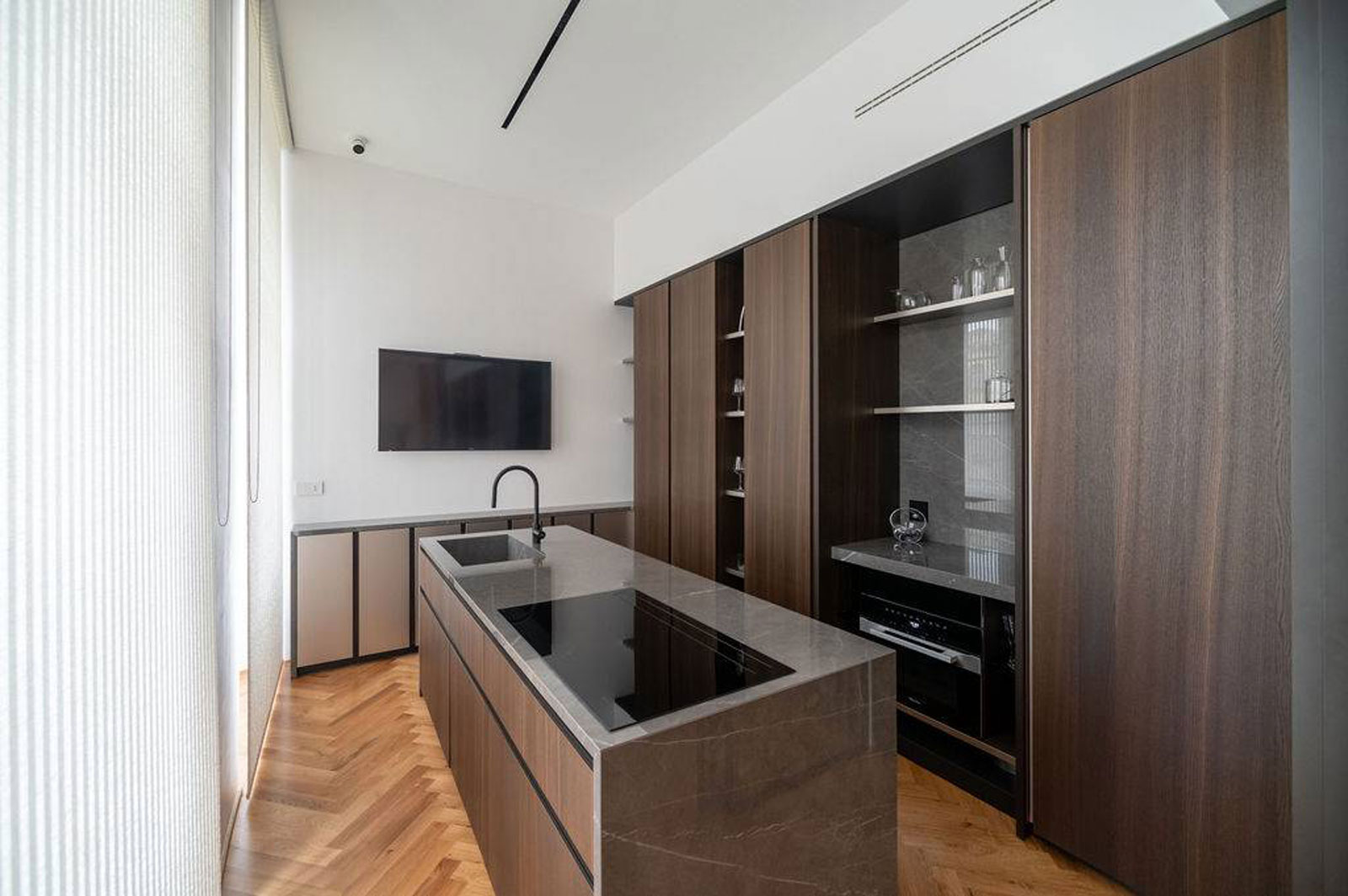 Ante Magis Lux in rovere nella finitura termocotto per la cucina con isola di Scandola in cui il legno diventa il protagonista indiscusso.Elemento distintivo della composizione è il lavello integrato nel top dell'isola, una soluzione che esalta la continuità della superficie e dona all'ambiente un'immagine elegante e minimale; inoltre, oltre al valore estetico, questa scelta rende la zona operativa pratica e facile da mantenere. Un modulo base con anta da 60 cm, prezzo 540 euro + IVA.
https://scandolamobili.it/ Ante Magis Lux in rovere nella finitura termocotto per la cucina con isola di Scandola in cui il legno diventa il protagonista indiscusso.Elemento distintivo della composizione è il lavello integrato nel top dell'isola, una soluzione che esalta la continuità della superficie e dona all'ambiente un'immagine elegante e minimale; inoltre, oltre al valore estetico, questa scelta rende la zona operativa pratica e facile da mantenere. Un modulo base con anta da 60 cm, prezzo 540 euro + IVA.
https://scandolamobili.it/