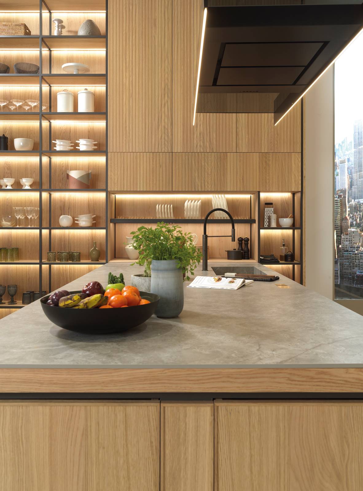 La Cucina Emotions® E7r.00 Roble Puro Ranurado - E7s. 90 Roble Puro Soft di Porcelanosa è caratterizzata dai frontali impiallacciati in rovere con la superficie scanalata verticalmente o incorniciata. Il piano di lavoro è realizzato in XTONE Fiori di Bosco (Porcellanato di grande formato che reinterpreta il raffinato marmo grigio italiano garantendo stabilità e solidità), così come il lavello integrato e alcuni dei mobili; è presente un piano cottura a scomparsa con tecnologia dual Smart Kitchen, di Gamadecor Porcelanosa Kitchens. Prezzo su richiesta. https://www.porcelanosa.com/ La Cucina Emotions® E7r.00 Roble Puro Ranurado - E7s. 90 Roble Puro Soft di Porcelanosa è caratterizzata dai frontali impiallacciati in rovere con la superficie scanalata verticalmente o incorniciata. Il piano di lavoro è realizzato in XTONE Fiori di Bosco (Porcellanato di grande formato che reinterpreta il raffinato marmo grigio italiano garantendo stabilità e solidità), così come il lavello integrato e alcuni dei mobili; è presente un piano cottura a scomparsa con tecnologia dual Smart Kitchen, di Gamadecor Porcelanosa Kitchens. Prezzo su richiesta. https://www.porcelanosa.com/