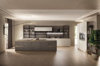 La cucina DeLinea di Scavolini si sviluppa intorno all'isola centrale con le ante in laminato Pietra Grey; le basi, le colonne e i pensili hanno le ante lisce in laccato opaco Grigio Chiaro. I pensili a giorno in laccato opaco Nero Ardesia completano la boiserie. Il colore Ottone degli zoccoli ribassati (da 7 cm) e dei profili delle maniglie e delle gole, verticali e orizzontali, disegna un raffinato motivo in questa composizione. Prezzo su richiesta. https://www.scavolini.com La cucina DeLinea di Scavolini si sviluppa intorno all'isola centrale con le ante in laminato Pietra Grey; le basi, le colonne e i pensili hanno le ante lisce in laccato opaco Grigio Chiaro. I pensili a giorno in laccato opaco Nero Ardesia completano la boiserie. Il colore Ottone degli zoccoli ribassati (da 7 cm) e dei profili delle maniglie e delle gole, verticali e orizzontali, disegna un raffinato motivo in questa composizione. Prezzo su richiesta. https://www.scavolini.com