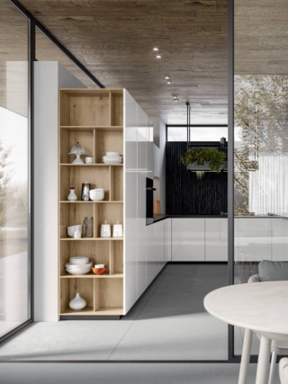 PET bianco maxxigloss per le ante della cucina Kalì di Arredo3 con lo zoccolo ribassato che ha il piano di lavoro in materico HPL Laki e i vani a giorno della colonna terminale in laminato nella finitura rovere biondo. La penisola sorregge l’importante piano snack insieme al supporto Tuttotondo, versione a “T”, realizzato da elementi a sezione tonda in metallo nero. Lo zoccolo è alto 6 cm. Prezzo su richiesta. https://www.arredo3.com PET bianco maxxigloss per le ante della cucina Kalì di Arredo3 con lo zoccolo ribassato che ha il piano di lavoro in materico HPL Laki e i vani a giorno della colonna terminale in laminato nella finitura rovere biondo. La penisola sorregge l’importante piano snack insieme al supporto Tuttotondo, versione a “T”, realizzato da elementi a sezione tonda in metallo nero. Lo zoccolo è alto 6 cm. Prezzo su richiesta. https://www.arredo3.com