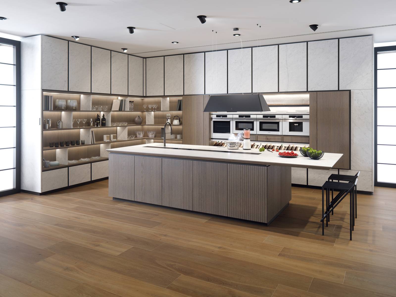 Zoccolo ribassato per la cucina Smartkitchen E9.30 di Porcelanosa che abbina le raffinate finiture Xtone Carrara White Nature al Rovere Árido. Sull'isola trova posto la rivoluzionaria tecnologia Smart Kitchen, che presenta un piano cottura a induzione doppio completamente invisibile per un’esperienza culinaria senza pari. Le basi hanno le ante con una raffinata finitura scanalata, mentre la zona delle colonne è dotata di un sistema di ante a scomparsa che ottimizzano lo spazio. Lo zoccolo è disponibile nella versione ribassata da 8 cm. Prezzo su richiesta. https://www.porcelanosa.com Zoccolo ribassato per la cucina Smartkitchen E9.30 di Porcelanosa che abbina le raffinate finiture Xtone Carrara White Nature al Rovere Árido. Sull'isola trova posto la rivoluzionaria tecnologia Smart Kitchen, che presenta un piano cottura a induzione doppio completamente invisibile per un’esperienza culinaria senza pari. Le basi hanno le ante con una raffinata finitura scanalata, mentre la zona delle colonne è dotata di un sistema di ante a scomparsa che ottimizzano lo spazio. Lo zoccolo è disponibile nella versione ribassata da 8 cm. Prezzo su richiesta. https://www.porcelanosa.com