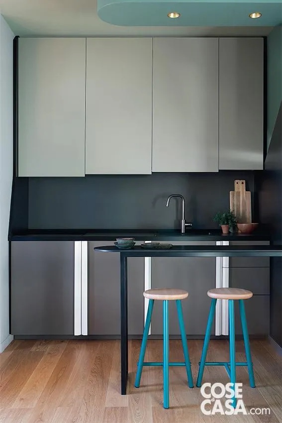 Cucina con pensili a scalare, sia in altezza sia in larghezza, che crea movimento e funge da soluzione decorativa. Foto: Barbara Corsico. Progetto: Sceg Architetti. Cucina con pensili a scalare, sia in altezza sia in larghezza, che crea movimento e funge da soluzione decorativa. Foto: Barbara Corsico. Progetto: Sceg Architetti.