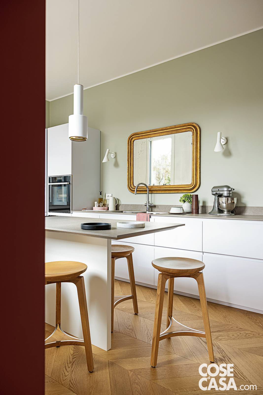Un vecchio specchio dorato è stato recuperato e utilizzato in modo del tutto inaspettato in una cucina senza pensili, dove risulta essere di grande effetto.Foto: Cristina Galliena Bohmann. Styling: Francesca Martinez Progetto: Cecilia Avogadro Architetto e Lupettatelier.