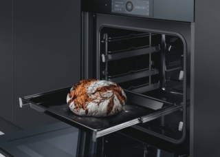CombairSteamer V2000 di V-Zug riunisce le classiche funzioni di cottura al forno e cottura a vapore per una preparazione e risultati con la massima facilità. È dotato di sistema comandi touch CircleSlider che consente un utilizzo tattile e intuitivo e un controllo preciso che visualizza l’avanzamento del processo di cottura. È dotato di programmi speciali che controllano il processo di cottura, funzione di rigenerazione e programma di cottura professionale che riproduce le tecniche utilizzate dai panifici, aggiungendo aria calda all’impasto dopo la cottura a vapore. Consente di memorizzare e nominare fino a 50 programmi personalizzati. Prezzo 4.477 euro. www.vzug.com CombairSteamer V2000 di V-Zug riunisce le classiche funzioni di cottura al forno e cottura a vapore per una preparazione e risultati con la massima facilità. È dotato di sistema comandi touch CircleSlider che consente un utilizzo tattile e intuitivo e un controllo preciso che visualizza l’avanzamento del processo di cottura. È dotato di programmi speciali che controllano il processo di cottura, funzione di rigenerazione e programma di cottura professionale che riproduce le tecniche utilizzate dai panifici, aggiungendo aria calda all’impasto dopo la cottura a vapore. Consente di memorizzare e nominare fino a 50 programmi personalizzati. Prezzo 4.477 euro. www.vzug.com