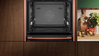 Con il forno FullSteam N 90 Flex Design B59FS3AY0 di Neff è possibile cuocere a vapore verdure, con impulsi di vapore il pane, rigenerare piatti congelati o riscaldarli ed infine cuocere anche in modo tradizionale. Consente di cucinare su 4 livelli contemporaneamente scegliendo o meno i programmi automatici che hai a disposizione. Grazie all'ampio display touch il menu è facile da leggere e da navigare e la manutenzione è semplificata dal rivestimento della parete posteriore che assorbe il grasso prodotto durante la cottura e lo decompone a ogni ciclo di cottura. Slide&Hide® ha apertura Soft Open che apre la porta silenziosamente grazie a un sistema di ammortizzazione autoregolante. Prezzo da rivenditore. www.neff-home.com Con il forno FullSteam N 90 Flex Design B59FS3AY0 di Neff è possibile cuocere a vapore verdure, con impulsi di vapore il pane, rigenerare piatti congelati o riscaldarli ed infine cuocere anche in modo tradizionale. Consente di cucinare su 4 livelli contemporaneamente scegliendo o meno i programmi automatici che hai a disposizione. Grazie all'ampio display touch il menu è facile da leggere e da navigare e la manutenzione è semplificata dal rivestimento della parete posteriore che assorbe il grasso prodotto durante la cottura e lo decompone a ogni ciclo di cottura. Slide&Hide® ha apertura Soft Open che apre la porta silenziosamente grazie a un sistema di ammortizzazione autoregolante. Prezzo da rivenditore. www.neff-home.com