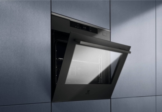 Il forno a vapore Serie 800 MealAssist KOBBS29T di Electrolux include la funzione di rigenerazione a vapore, ideale per riscaldare gli avanzi e restituire ai cibi la fragranza e il gusto del piatto appena preparato. La cottura a vapore preserva fino al 90% della vitamina C e permette di selezionare il livello di umidità desiderato per ottenere carni succose, pesce tenero e verdure croccanti. Per la gestione delle preparazioni, il display touch-screen offre un controllo intuitivo di tutte le funzioni, mentre la modalità Cottura Guidata imposta automaticamente i parametri ideali per ogni ricetta, lasciando comunque la libertà di personalizzare tempi e temperature. La manutenzione è estremamente semplice: il forno segnala quando è il momento di effettuare la pulizia e sfrutta il programma a vapore per rimuovere macchie e sporco rapidamente. Prezzo da rivenditore. www.electrolux.it Il forno a vapore Serie 800 MealAssist KOBBS29T di Electrolux include la funzione di rigenerazione a vapore, ideale per riscaldare gli avanzi e restituire ai cibi la fragranza e il gusto del piatto appena preparato. La cottura a vapore preserva fino al 90% della vitamina C e permette di selezionare il livello di umidità desiderato per ottenere carni succose, pesce tenero e verdure croccanti. Per la gestione delle preparazioni, il display touch-screen offre un controllo intuitivo di tutte le funzioni, mentre la modalità Cottura Guidata imposta automaticamente i parametri ideali per ogni ricetta, lasciando comunque la libertà di personalizzare tempi e temperature. La manutenzione è estremamente semplice: il forno segnala quando è il momento di effettuare la pulizia e sfrutta il programma a vapore per rimuovere macchie e sporco rapidamente. Prezzo da rivenditore. www.electrolux.it