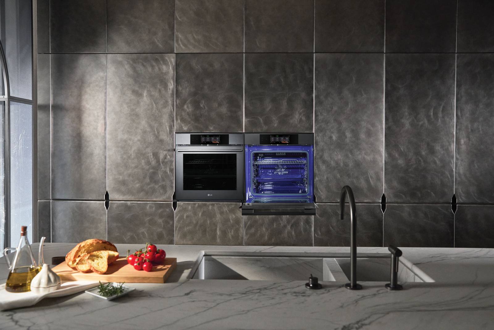 Il forno WSED7667M Instaview di Lg con una capacità di 76 litri e una classe energetica A++, mette a disposizione 23 programmi di cottura, tra cui cottura a vapore al 100%, Air Fry, Steam Sous Vide, Regenerazione e funzione Pizza. È dotato di tecnologia InstaView, per controllare lo stato delle pietanze semplicemente bussando due volte sul vetro della porta, evitando inutili dispersioni di calore. A questa funzionalità si affianca il sistema Blue EasyClean, che sfrutta il vapore per ammorbidire i residui di cottura e permette di pulire la cavità del forno in circa 10 minuti, senza ricorrere a detergenti aggressivi. Il forno integra la tecnologia LG ThinQ, che permette di gestire e monitorare l'elettrodomestico direttamente dallo smartphone tramite Wi-Fi. Prezzo 1.549 euro. www.lg.com Il forno WSED7667M Instaview di Lg con una capacità di 76 litri e una classe energetica A++, mette a disposizione 23 programmi di cottura, tra cui cottura a vapore al 100%, Air Fry, Steam Sous Vide, Regenerazione e funzione Pizza. È dotato di tecnologia InstaView, per controllare lo stato delle pietanze semplicemente bussando due volte sul vetro della porta, evitando inutili dispersioni di calore. A questa funzionalità si affianca il sistema Blue EasyClean, che sfrutta il vapore per ammorbidire i residui di cottura e permette di pulire la cavità del forno in circa 10 minuti, senza ricorrere a detergenti aggressivi. Il forno integra la tecnologia LG ThinQ, che permette di gestire e monitorare l'elettrodomestico direttamente dallo smartphone tramite Wi-Fi. Prezzo 1.549 euro. www.lg.com