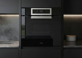 Il forno a vapore Atmos 60 Cluster di Fulgor Milano ha funzione Rigenerazione che unisce il calore dell'aria calda alla giusta percentuale di vapore: l'umidità reidrata il cibo mentre si scalda a 180°C, evitando l'effetto gommoso. Offre 24 funzioni di cottura, numerose ricette preimpostate e fino a tre ore di erogazione continua del vapore, ideale per cotture lunghe e salutari. Anche la manutenzione è semplificata grazie ai programmi automatici dedicati alla pulizia della cavità, del circuito idrico e alla decalcificazione. Il cruscotto comandi ad apertura automatica, permette di riempire il serbatoio dell'acqua senza aprire la cavità del forno, evitando inutili dispersioni di calore. Prezzo 4.026 euro. www.fulgor-milano.com Il forno a vapore Atmos 60 Cluster di Fulgor Milano ha funzione Rigenerazione che unisce il calore dell'aria calda alla giusta percentuale di vapore: l'umidità reidrata il cibo mentre si scalda a 180°C, evitando l'effetto gommoso. Offre 24 funzioni di cottura, numerose ricette preimpostate e fino a tre ore di erogazione continua del vapore, ideale per cotture lunghe e salutari. Anche la manutenzione è semplificata grazie ai programmi automatici dedicati alla pulizia della cavità, del circuito idrico e alla decalcificazione. Il cruscotto comandi ad apertura automatica, permette di riempire il serbatoio dell'acqua senza aprire la cavità del forno, evitando inutili dispersioni di calore. Prezzo 4.026 euro. www.fulgor-milano.com