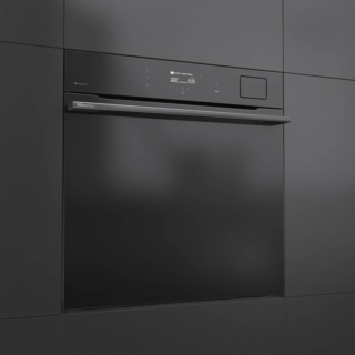 BFS615S8B di Hisense è un forno combinato a vapore da incasso con una capiente cavità da 77 litri, progettato per garantire risultati di cottura precisi e versatili. Dotato di 23 funzioni di cottura e programmi Auto Cooking, 100% Vapore, Air Fry+, sonda di temperatura, riscaldamento rapido e connettività Wi-Fi, offre un'esperienza d'uso intuitiva grazie al display touch e al controllo elettronico della temperatura. Tra le modalità disponibili è presente anche la funzione Rigenerazione, ideale per riscaldare le pietanze già cotte sfruttando il vapore, contribuendo a mantenerle morbide e ben idratate. Completano la dotazione le guide telescopiche a estrazione totale su un livello, la porta con triplo vetro e apertura e chiusura assistite Soft Open e Soft Close, la cottura termoventilata e la classe energetica A+. Prezzo da rivenditore. www.hisense.com BFS615S8B di Hisense è un forno combinato a vapore da incasso con una capiente cavità da 77 litri, progettato per garantire risultati di cottura precisi e versatili. Dotato di 23 funzioni di cottura e programmi Auto Cooking, 100% Vapore, Air Fry+, sonda di temperatura, riscaldamento rapido e connettività Wi-Fi, offre un'esperienza d'uso intuitiva grazie al display touch e al controllo elettronico della temperatura. Tra le modalità disponibili è presente anche la funzione Rigenerazione, ideale per riscaldare le pietanze già cotte sfruttando il vapore, contribuendo a mantenerle morbide e ben idratate. Completano la dotazione le guide telescopiche a estrazione totale su un livello, la porta con triplo vetro e apertura e chiusura assistite Soft Open e Soft Close, la cottura termoventilata e la classe energetica A+. Prezzo da rivenditore. www.hisense.com