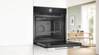 Grazie alla funzione Steam Plus che cuoce fino a 120°C, i piatti nel forno Serie 8 HSG7361B1 di Bosch sono pronti più rapidamente e preservano le vitamine e i nutrienti. Permette di regolare le impostazioni del forno in modo intuitivo ruotando l’anello digitale sul pannello di controllo o utilizzando l’app Home Connect che suggerisce impostazioni o programmi adatti. Completo di funzione di Rigenerazione, ha programma Aria Calda Delicata per cucinare risparmiando energia. Il serbatoio dell’acqua per il vapore è capiente 1 litro. Prezzo da rivenditore. www.bosch-home.com/it Grazie alla funzione Steam Plus che cuoce fino a 120°C, i piatti nel forno Serie 8 HSG7361B1 di Bosch sono pronti più rapidamente e preservano le vitamine e i nutrienti. Permette di regolare le impostazioni del forno in modo intuitivo ruotando l’anello digitale sul pannello di controllo o utilizzando l’app Home Connect che suggerisce impostazioni o programmi adatti. Completo di funzione di Rigenerazione, ha programma Aria Calda Delicata per cucinare risparmiando energia. Il serbatoio dell’acqua per il vapore è capiente 1 litro. Prezzo da rivenditore. www.bosch-home.com/it