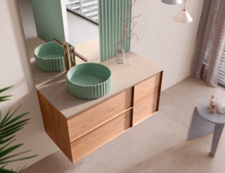 Ha superficie esterna scanalata che richiama le colonne classiche il lavabo da appoggio di forma circolare Hera di Acquabella. È realizzato in Akron®, materiale brevettato Acquabella, privo di silice e composto da resina poliuretanica e cariche minerali che garantisce igiene, una superficie facile da pulire e resistenza a shock termici, umidità, graffi, urti e usura quotidiana. È disponibile nei colori delle collezioni Standard, Naturally Made e Season e in qualsiasi tonalità della scala RAL/NCS. Misura ⌀ 40 cm x H 15 cm. www.acquabella.com – Cersaie 2026, Pad. 21, Stand A87