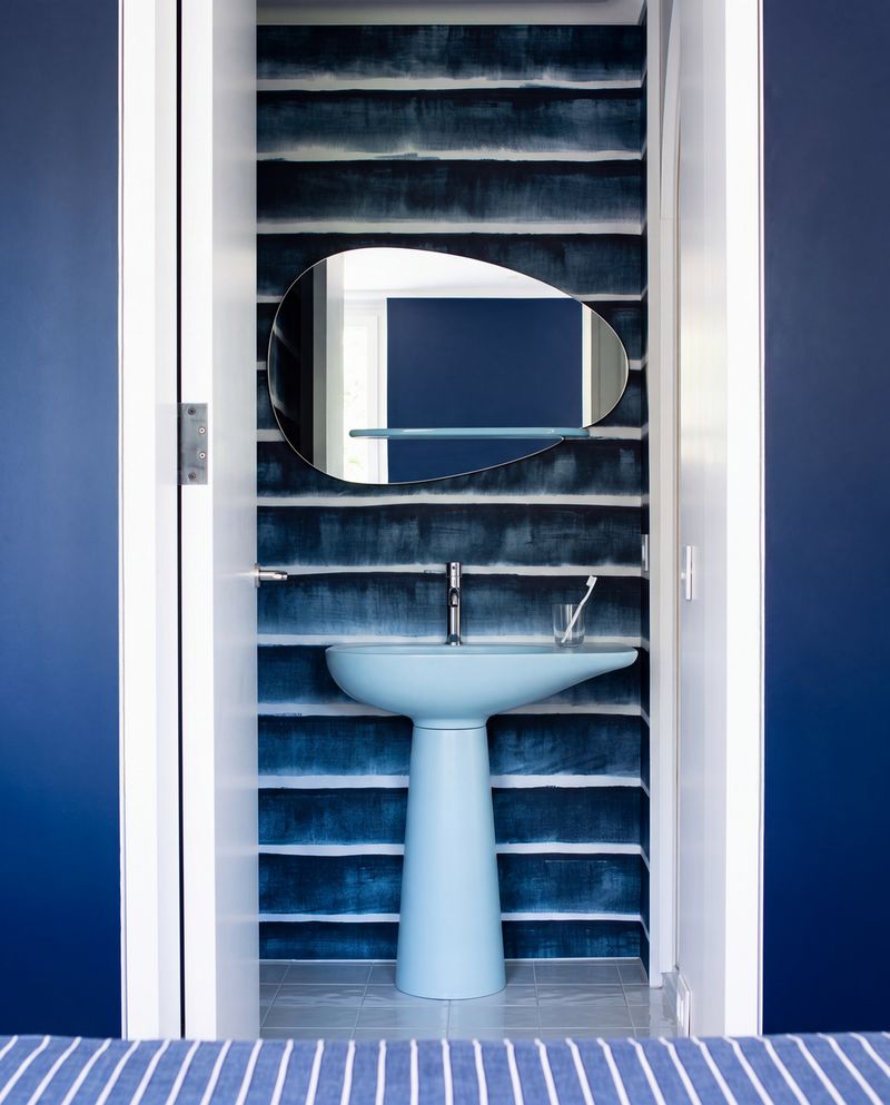 Il lavabo da 100 cm nel colore Aliseo opaco in foto fa parte della collezione Kallia di Simas firmata da Karim Rashid. Dal bacino morbido e armonioso, è disponibile in 3 misure: 100, 70 e 40 cm. Può essere sospeso o da appoggio oppure è collocabile su colonna o semicolonna. È disponibile, come i tutti i sanitari della collezione, in quattro tonalità, tenui e delicate che evocano l’estetica di tempi antichi: il rosa seducente Ibisco, il celeste chiaro Aliseo, il verde delicato Laguna e l’avorio naturale Duna. Ne risulta una collezione di sanitari contemporanei, iconici e senza tempo. www.simas.it – Cersaie 2026, Pad. 30, Stand A66/B67
