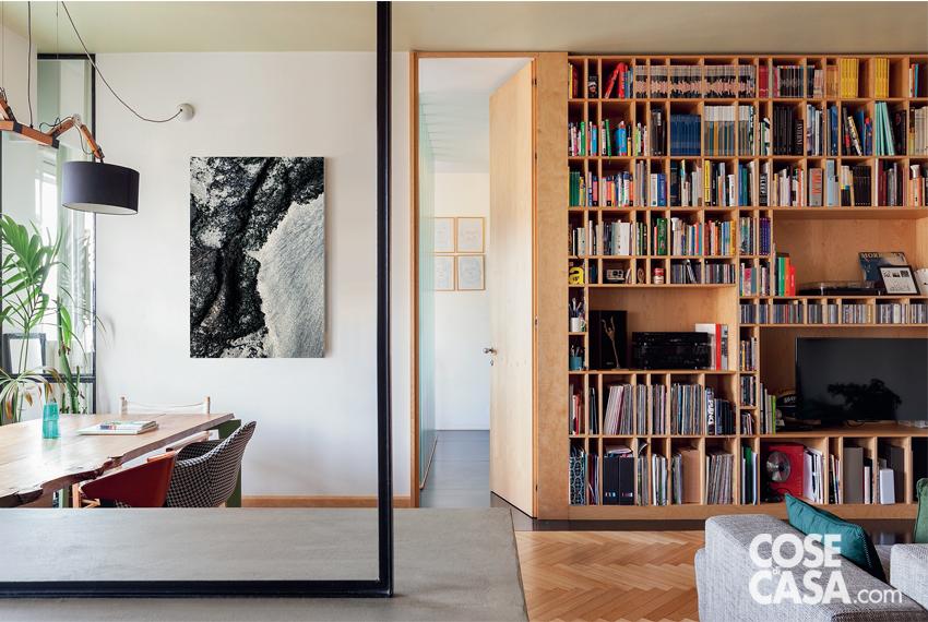 Per contenere i vecchi dischi in vinile la libreria è stata progettata ad hoc con appositi scomparti. Progetto: Balance Architettura (Alberto Lessan, Jacopo L. Bracco), Torino https://www.blaarchitettura.it. Foto: Cristina Galliena Bohman. Styling: Laura Mauceri.