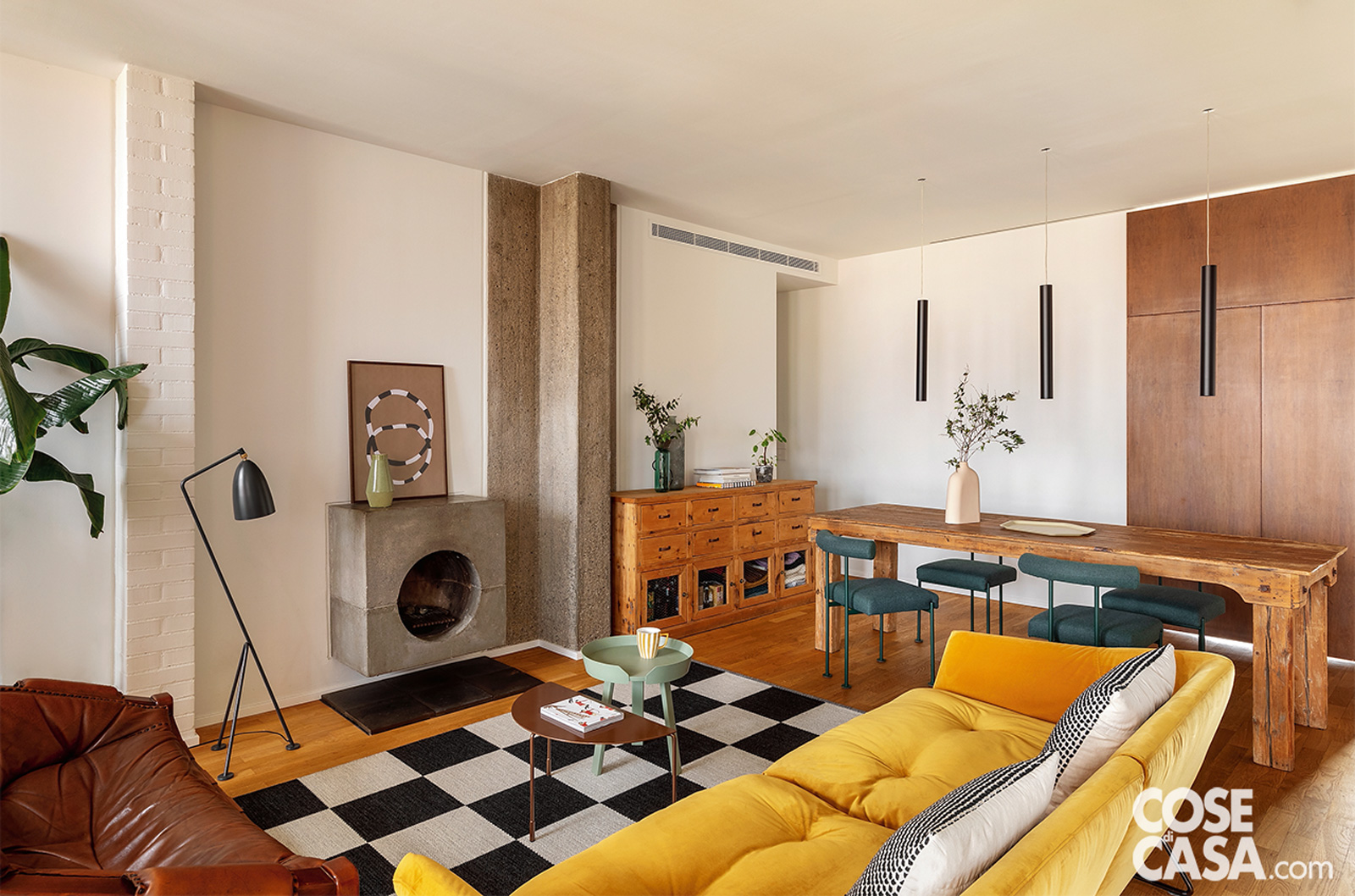 living con divano giallo e camino