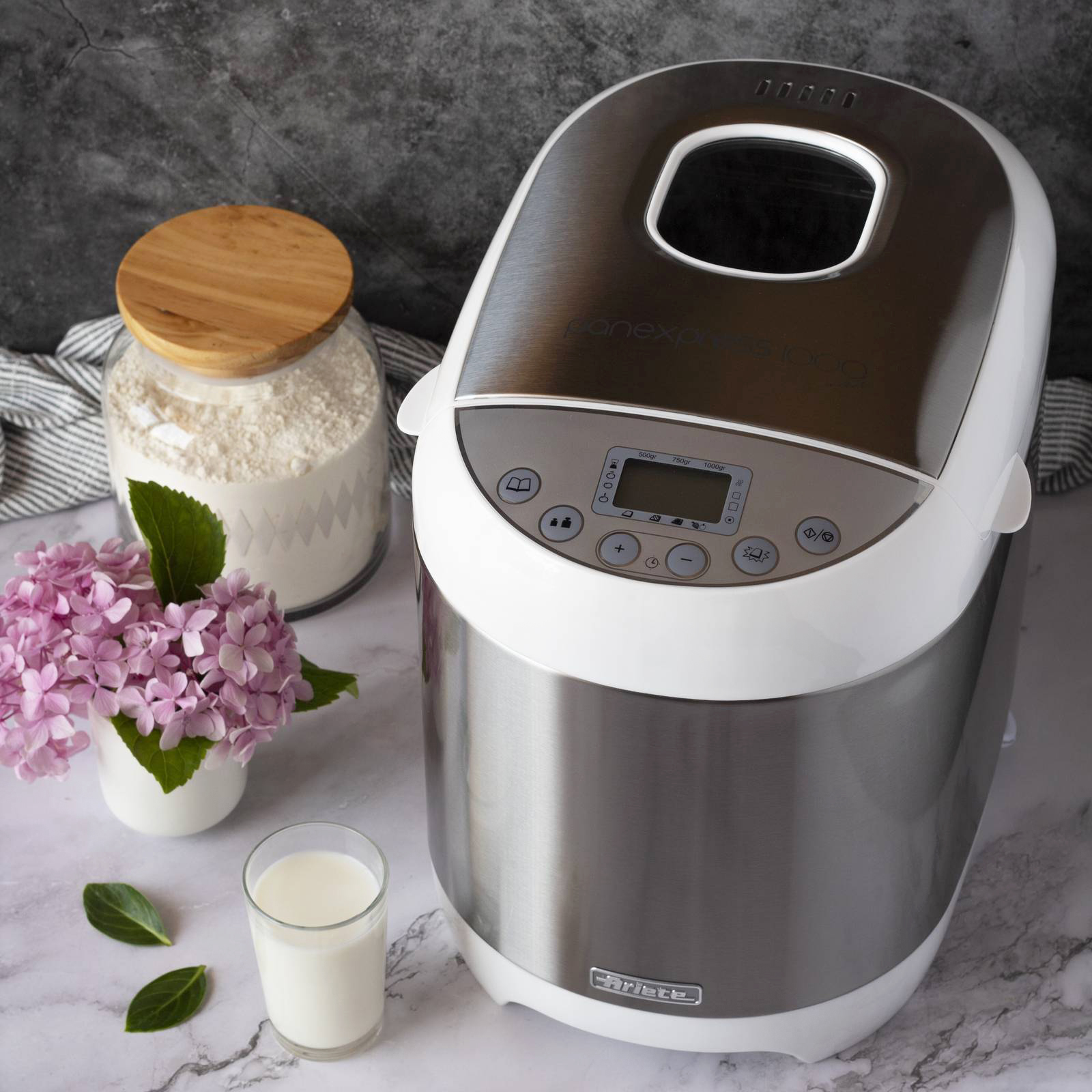 Panexpress 1000 Metal di Ariete ha 19 programmi preimpostati per impostare fino a 1 kg di ingredienti. Grazie al timer è possibile programmare la partenza fino a 15 ore e una volta che l’impasto è lievitato, cuoce il pane scegliendo tra i 3 diversi gradi di cottura a disposizione, tenendolo poi al caldo per 1 ora dalla fine della cottura. Prepara anche yogurt e marmellate, ha potenza 550 watt. Misura L 24 x P 35,5 x H 30,5 cm. Prezzo 110 euro. www.ariete.net