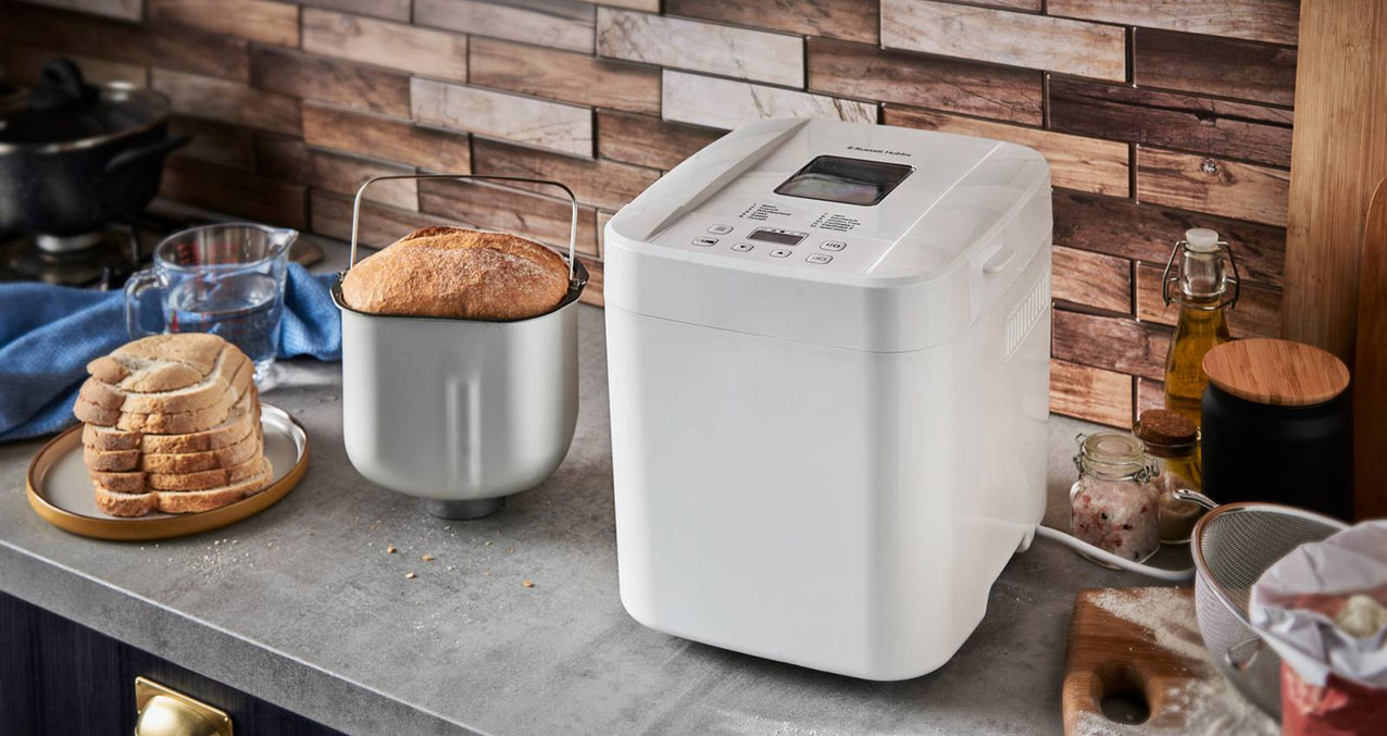 Con le sue dimensioni piuttosto compatte, la macchina 27260-56 di Russell Hobbs permette di preparare due misure di pane: una da 750 grammi e l’altra da 1 kg. Con cestello antiaderente e coperchio con oblò per controllare la cottura, è dotata di 12 funzioni: pane bianco classico, francese, integrale, torta, dolce, impasto, marmellata. Ha potenza di 550 watt e timer programmabile di 13 ore con funzione di memoria. Misura L 28 x P 28 x H 33 cm. Prezzo 145 euro. www.russellhobbs.com