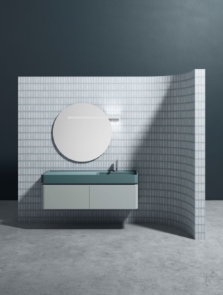 La nuova collezione Flexy di Arcom è caratterizzata da mobili per il bagno con frontali con maniglia a gola e fianchi aggiuntivi curvi con raggio di 6 cm. Sono disponibili in laccato opaco, lucido o rovere impiallacciato. I moduli sono disponibili con altezza da 37,5 cm e 50 cm e profondità da 50,5 cm, sia per soluzioni con top e lavabo in appoggio, sia con lavabo integrato. www.arcombagno.com – Cersaie 2026, Pad. 22, Stand B41