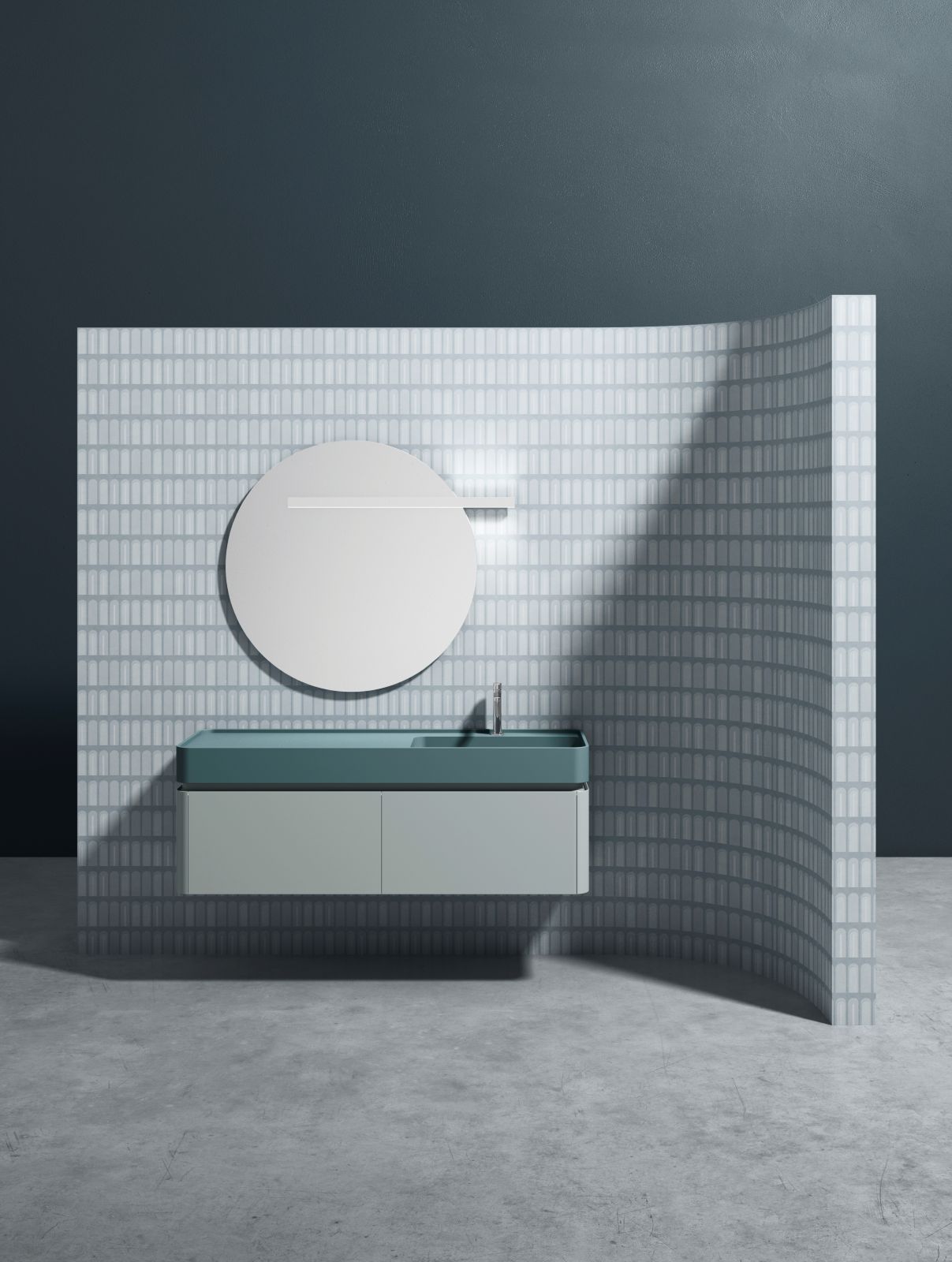 La nuova collezione Flexy di Arcom è caratterizzata da mobili per il bagno con frontali con maniglia a gola e fianchi aggiuntivi curvi con raggio di 6 cm. Sono disponibili in laccato opaco, lucido o rovere impiallacciato. I moduli sono disponibili con altezza da 37,5 cm e 50 cm e profondità da 50,5 cm, sia per soluzioni con top e lavabo in appoggio, sia con lavabo integrato. www.arcombagno.com – Cersaie 2026, Pad. 22, Stand B41