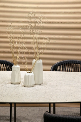 La collezione in gres porcellanato Elements di Casalgrande Padana è adatta per rivestire pavimenti, pareti e complementi d’arredo in qualsiasi ambiente sia interno sia esterno. È composta da tre differenti tipologie di texture con cromie omogenee e formati modulari: Essence, Pebbles e Texture. Le tonalità sono morbide, calde e avvolgenti, sobrie ed equilibrate: si passa dal bianco e grigio, all’antracite, al nero fino ad arrivare al beige, sabbia e tortora. Grazie alla possibilità di fondere tre differenti tipologie di texture in soluzione di continuità cromatica tono su tono si creano ambienti coordinati e passaggi fluidi e si sviluppano superfici continue idealmente senza interruzioni. Al contrario si possono abbinare texture e nuances in un gioco di equilibri e contrasti visivi e materici che vanno a delimitare gli spazi definendo così differenti aree funzionali. In foto alla parete Elements Essence Brown Cannettè, il rivestimento del tavolo è Elements Pebbles White. www.casalgrandepadana.it – Cersaie 2026, Pad. 29 – Stand A46-C45 La collezione in gres porcellanato Elements di Casalgrande Padana è adatta per rivestire pavimenti, pareti e complementi d’arredo in qualsiasi ambiente sia interno sia esterno. È composta da tre differenti tipologie di texture con cromie omogenee e formati modulari: Essence, Pebbles e Texture. Le tonalità sono morbide, calde e avvolgenti, sobrie ed equilibrate: si passa dal bianco e grigio, all’antracite, al nero fino ad arrivare al beige, sabbia e tortora. Grazie alla possibilità di fondere tre differenti tipologie di texture in soluzione di continuità cromatica tono su tono si creano ambienti coordinati e passaggi fluidi e si sviluppano superfici continue idealmente senza interruzioni. Al contrario si possono abbinare texture e nuances in un gioco di equilibri e contrasti visivi e materici che vanno a delimitare gli spazi definendo così differenti aree funzionali. In foto alla parete Elements Essence Brown Cannettè, il rivestimento del tavolo è Elements Pebbles White. www.casalgrandepadana.it – Cersaie 2026, Pad. 29 – Stand A46-C45