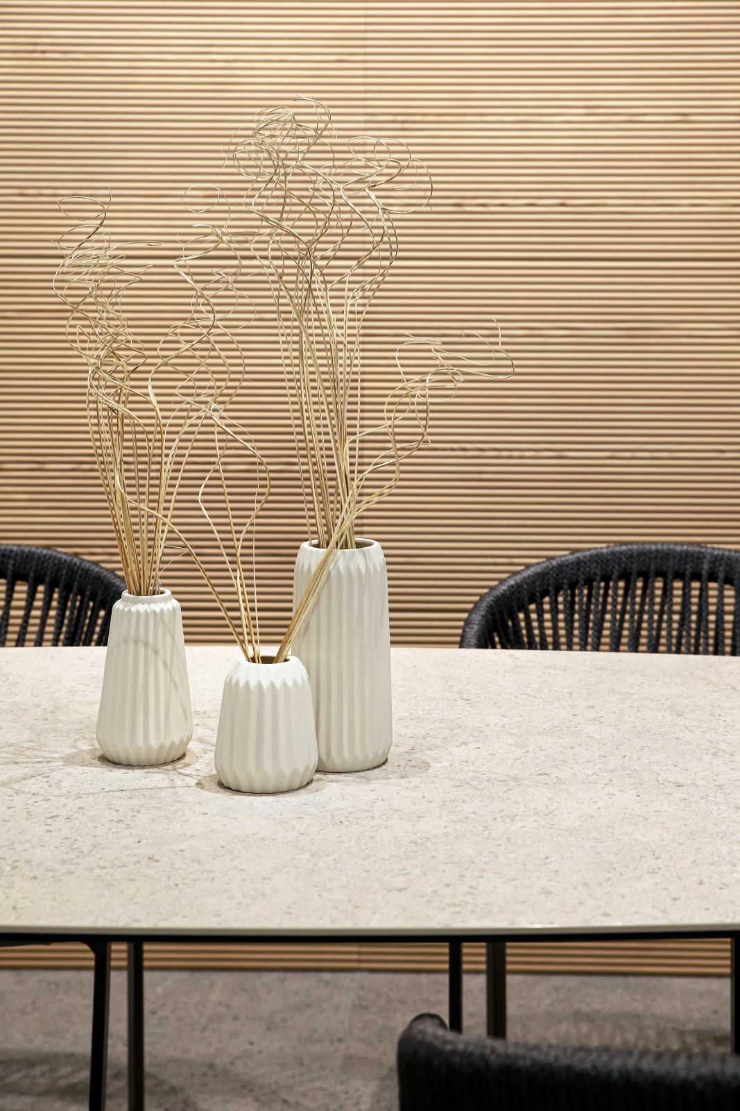 La collezione in gres porcellanato Elements di Casalgrande Padana è adatta per rivestire pavimenti, pareti e complementi d’arredo in qualsiasi ambiente sia interno sia esterno. È composta da tre differenti tipologie di texture con cromie omogenee e formati modulari: Essence, Pebbles e Texture. Le tonalità sono morbide, calde e avvolgenti, sobrie ed equilibrate: si passa dal bianco e grigio, all’antracite, al nero fino ad arrivare al beige, sabbia e tortora. Grazie alla possibilità di fondere tre differenti tipologie di texture in soluzione di continuità cromatica tono su tono si creano ambienti coordinati e passaggi fluidi e si sviluppano superfici continue idealmente senza interruzioni. Al contrario si possono abbinare texture e nuances in un gioco di equilibri e contrasti visivi e materici che vanno a delimitare gli spazi definendo così differenti aree funzionali. In foto alla parete Elements Essence Brown Cannettè, il rivestimento del tavolo è Elements Pebbles White. www.casalgrandepadana.it – Cersaie 2026, Pad. 29 – Stand A46-C45 La collezione in gres porcellanato Elements di Casalgrande Padana è adatta per rivestire pavimenti, pareti e complementi d’arredo in qualsiasi ambiente sia interno sia esterno. È composta da tre differenti tipologie di texture con cromie omogenee e formati modulari: Essence, Pebbles e Texture. Le tonalità sono morbide, calde e avvolgenti, sobrie ed equilibrate: si passa dal bianco e grigio, all’antracite, al nero fino ad arrivare al beige, sabbia e tortora. Grazie alla possibilità di fondere tre differenti tipologie di texture in soluzione di continuità cromatica tono su tono si creano ambienti coordinati e passaggi fluidi e si sviluppano superfici continue idealmente senza interruzioni. Al contrario si possono abbinare texture e nuances in un gioco di equilibri e contrasti visivi e materici che vanno a delimitare gli spazi definendo così differenti aree funzionali. In foto alla parete Elements Essence Brown Cannettè, il rivestimento del tavolo è Elements Pebbles White. www.casalgrandepadana.it – Cersaie 2026, Pad. 29 – Stand A46-C45