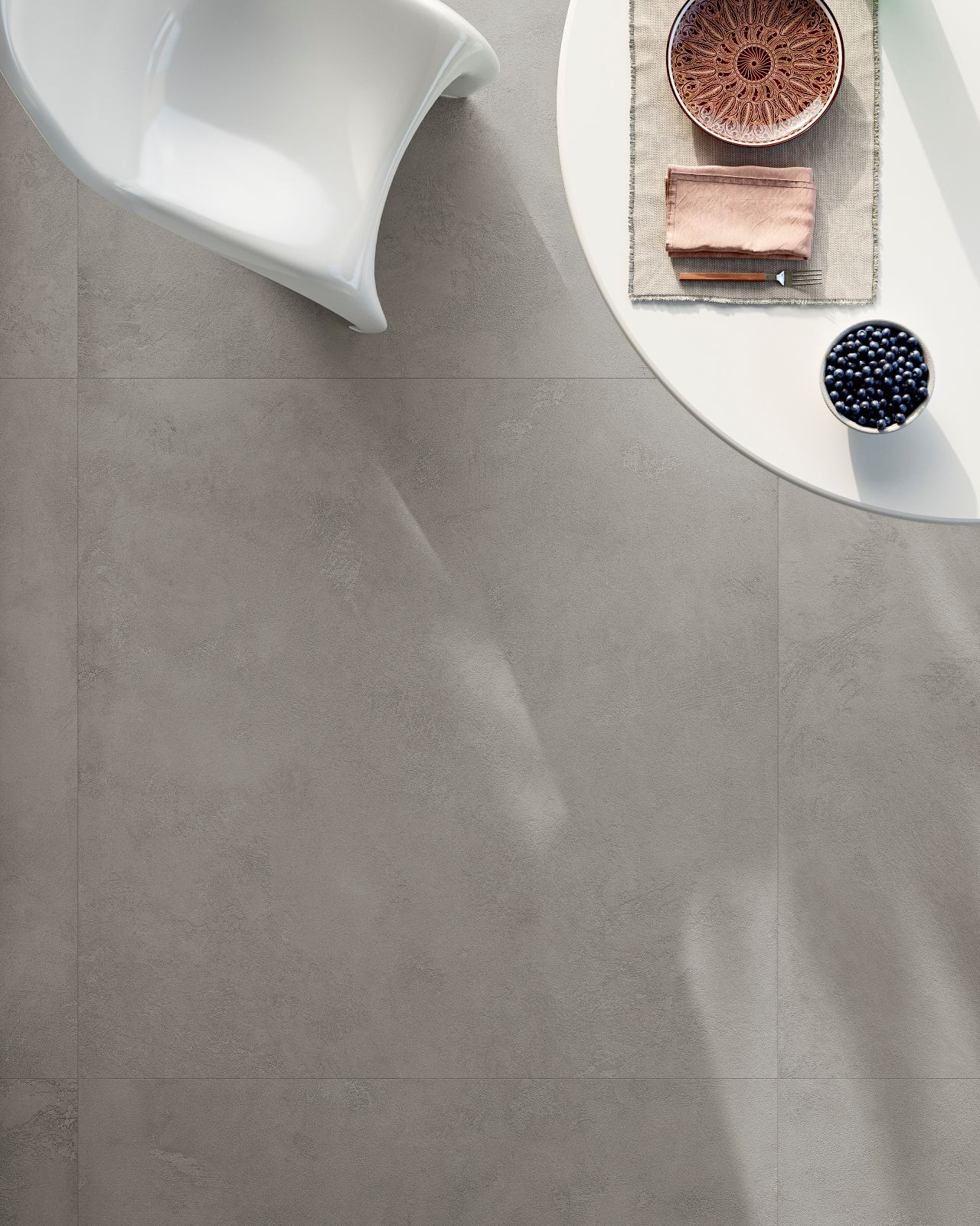 IKI di Ceramica Sant’Agostino interpreta la matericità contemporanea attraverso una collezione in gres porcellanato ispirata alla fluidità della resina, alla luce e ai paesaggi giapponesi. La collezione nasce dall’estetica della pittura giapponese e dall’osservazione meditativa della natura e della luce ed è ispirata agli scenari artistici dell’ukiyo-e. La materia non appare mai completamente piatta o uniforme: l’interazione tra superficie, grafica e luce genera una sensazione di profondità e di sottile vibrazione e una luminosità diffusa. La palette cromatica comprende otto tonalità ispirate alle atmosfere naturali giapponesi: Light, Pearl, Sand, Ivory, Grey, Clay, Sage e Sky. Si tratta dei toni caldi della sabbia e dell’argilla. Le sfumature più attenuate richiamano cielo, mare e vegetazione: tutti i colori contribuiscono a creare un’atmosfera calma e contemplativa. La collezione è disponibile nei formati 90 x 90 cm, 60 x 120 cm e 120 x 120 cm. Tutti i colori della gamma sono proposti nella superficie Soft, dalla matericità morbida e vellutata, mentre le tonalità Light, Pearl e Grey sono disponibili anche nella superficie Natural. Il formato 60 x 120 cm è arricchito dal decoro Onda, una struttura tridimensionale ispirata al movimento delle onde del mare. La collezione si completa con le lastre Extra 120 x 278 cm nelle tonalità Ivory, Pearl, Sage e Sky. In foto pavimento nel colore Grey nel formato 120 x 120 cm. www.ceramicasantagostino.it – Cersaie 2026, Pad. 30 – Stand A40/B39 – B40/C39 IKI di Ceramica Sant’Agostino interpreta la matericità contemporanea attraverso una collezione in gres porcellanato ispirata alla fluidità della resina, alla luce e ai paesaggi giapponesi. La collezione nasce dall’estetica della pittura giapponese e dall’osservazione meditativa della natura e della luce ed è ispirata agli scenari artistici dell’ukiyo-e. La materia non appare mai completamente piatta o uniforme: l’interazione tra superficie, grafica e luce genera una sensazione di profondità e di sottile vibrazione e una luminosità diffusa. La palette cromatica comprende otto tonalità ispirate alle atmosfere naturali giapponesi: Light, Pearl, Sand, Ivory, Grey, Clay, Sage e Sky. Si tratta dei toni caldi della sabbia e dell’argilla. Le sfumature più attenuate richiamano cielo, mare e vegetazione: tutti i colori contribuiscono a creare un’atmosfera calma e contemplativa. La collezione è disponibile nei formati 90 x 90 cm, 60 x 120 cm e 120 x 120 cm. Tutti i colori della gamma sono proposti nella superficie Soft, dalla matericità morbida e vellutata, mentre le tonalità Light, Pearl e Grey sono disponibili anche nella superficie Natural. Il formato 60 x 120 cm è arricchito dal decoro Onda, una struttura tridimensionale ispirata al movimento delle onde del mare. La collezione si completa con le lastre Extra 120 x 278 cm nelle tonalità Ivory, Pearl, Sage e Sky. In foto pavimento nel colore Grey nel formato 120 x 120 cm. www.ceramicasantagostino.it – Cersaie 2026, Pad. 30 – Stand A40/B39 – B40/C39