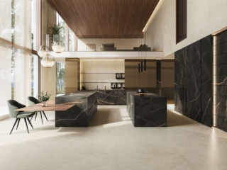 La collezione Marvel Next di Atlas Concorde in gres porcellanato propone un’estetica marmo-pietra naturale e contemporanea, adatta a grandi superfici. Sono disponibili le finiture Hammered, Silk, Matte, Polished e Satin e quattro colori neutri (Vanilla Cream, Vanilla White, Breccia Cream, Breccia Pearl) pensati per ambienti estesi e tre colori accent (Calacatta Oro, Aurelia Vein, Sahara Dark) per punti focali. La superficie è movimentata con texture e i decori Stripe, Wheat, le versioni tridimensionali 3D Wheat e 3D Flute e i mosaici Grid e Groove. www.atlasconcorde.com – Cersaie 2026, Pad. 30, Stand C4-D5 La collezione Marvel Next di Atlas Concorde in gres porcellanato propone un’estetica marmo-pietra naturale e contemporanea, adatta a grandi superfici. Sono disponibili le finiture Hammered, Silk, Matte, Polished e Satin e quattro colori neutri (Vanilla Cream, Vanilla White, Breccia Cream, Breccia Pearl) pensati per ambienti estesi e tre colori accent (Calacatta Oro, Aurelia Vein, Sahara Dark) per punti focali. La superficie è movimentata con texture e i decori Stripe, Wheat, le versioni tridimensionali 3D Wheat e 3D Flute e i mosaici Grid e Groove. www.atlasconcorde.com – Cersaie 2026, Pad. 30, Stand C4-D5