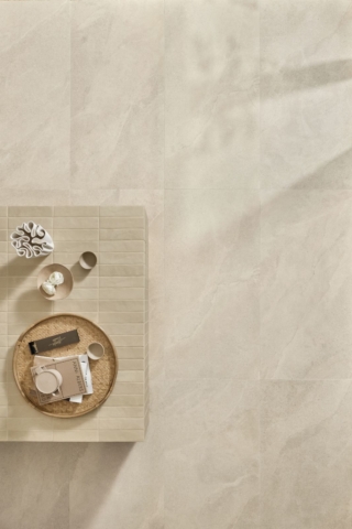La collezione Arkislate di Ceramiche Marca Corona rappresenta una rilettura progettuale del mondo dell’ardesia. Realizzata in gres porcellanato, è pensata per soluzioni indoor e outdoor, con finiture adatte anche alle zone umide. La struttura lamellare della roccia metamorfica è arricchita con inclusioni tipiche di una limestone marina, per accentuare la profondità visiva e tattile della superficie. Le variazioni granulari e i microdettagli fossili donano matericità al fondo che mantiene i movimenti e gli spacchi caratteristici dell’ardesia. Il colore si allontana dal grigio plumbeo tradizionale e si declina in cinque tonalità neutre: Nuvola, Osso (come in foto), Iuta, Luna e Cosmo. Si presenta nei formati 120 x 120 cm, 60 x 120 cm, 60 x 60 cm e 30 x 60 cm, con spessori di 8.5, 9 e 20 mm. Sono disponibili anche due decori: Mosaico, con tessere da taglio di 30 x 30 cm, e Vibra, un decoro tridimensionale nel formato 60 x 120 cm con rigature parallele che generano un’ondulazione e amplificano l’effetto di chiaroscuro. www.marcacorona.it – Cersaie 2026, Pad. 37, Stand C76–D75 La collezione Arkislate di Ceramiche Marca Corona rappresenta una rilettura progettuale del mondo dell’ardesia. Realizzata in gres porcellanato, è pensata per soluzioni indoor e outdoor, con finiture adatte anche alle zone umide. La struttura lamellare della roccia metamorfica è arricchita con inclusioni tipiche di una limestone marina, per accentuare la profondità visiva e tattile della superficie. Le variazioni granulari e i microdettagli fossili donano matericità al fondo che mantiene i movimenti e gli spacchi caratteristici dell’ardesia. Il colore si allontana dal grigio plumbeo tradizionale e si declina in cinque tonalità neutre: Nuvola, Osso (come in foto), Iuta, Luna e Cosmo. Si presenta nei formati 120 x 120 cm, 60 x 120 cm, 60 x 60 cm e 30 x 60 cm, con spessori di 8.5, 9 e 20 mm. Sono disponibili anche due decori: Mosaico, con tessere da taglio di 30 x 30 cm, e Vibra, un decoro tridimensionale nel formato 60 x 120 cm con rigature parallele che generano un’ondulazione e amplificano l’effetto di chiaroscuro. www.marcacorona.it – Cersaie 2026, Pad. 37, Stand C76–D75