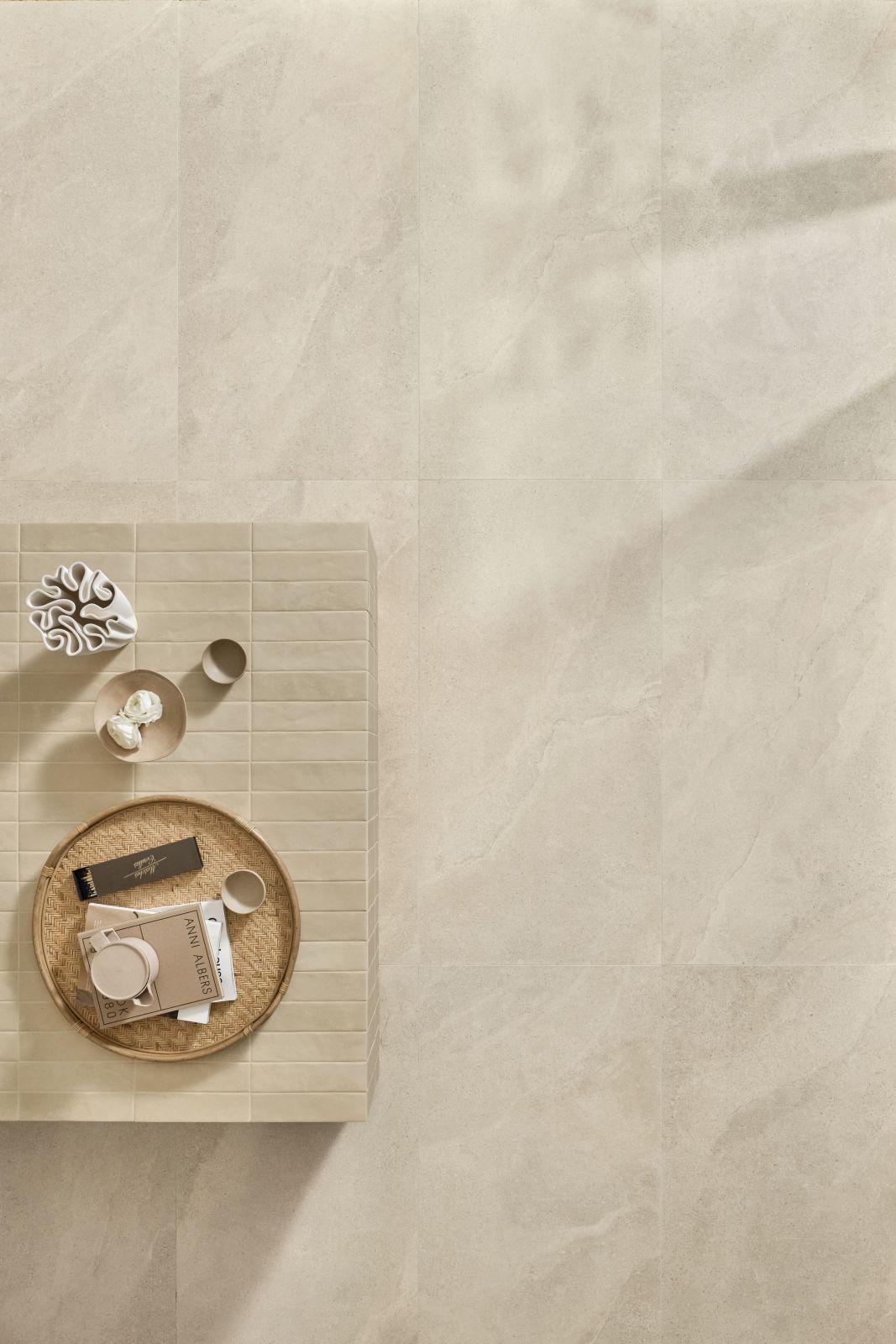 La collezione Arkislate di Ceramiche Marca Corona rappresenta una rilettura progettuale del mondo dell’ardesia. Realizzata in gres porcellanato, è pensata per soluzioni indoor e outdoor, con finiture adatte anche alle zone umide. La struttura lamellare della roccia metamorfica è arricchita con inclusioni tipiche di una limestone marina, per accentuare la profondità visiva e tattile della superficie. Le variazioni granulari e i microdettagli fossili donano matericità al fondo che mantiene i movimenti e gli spacchi caratteristici dell’ardesia. Il colore si allontana dal grigio plumbeo tradizionale e si declina in cinque tonalità neutre: Nuvola, Osso (come in foto), Iuta, Luna e Cosmo. Si presenta nei formati 120 x 120 cm, 60 x 120 cm, 60 x 60 cm e 30 x 60 cm, con spessori di 8.5, 9 e 20 mm. Sono disponibili anche due decori: Mosaico, con tessere da taglio di 30 x 30 cm, e Vibra, un decoro tridimensionale nel formato 60 x 120 cm con rigature parallele che generano un’ondulazione e amplificano l’effetto di chiaroscuro. www.marcacorona.it – Cersaie 2026, Pad. 37, Stand C76–D75 La collezione Arkislate di Ceramiche Marca Corona rappresenta una rilettura progettuale del mondo dell’ardesia. Realizzata in gres porcellanato, è pensata per soluzioni indoor e outdoor, con finiture adatte anche alle zone umide. La struttura lamellare della roccia metamorfica è arricchita con inclusioni tipiche di una limestone marina, per accentuare la profondità visiva e tattile della superficie. Le variazioni granulari e i microdettagli fossili donano matericità al fondo che mantiene i movimenti e gli spacchi caratteristici dell’ardesia. Il colore si allontana dal grigio plumbeo tradizionale e si declina in cinque tonalità neutre: Nuvola, Osso (come in foto), Iuta, Luna e Cosmo. Si presenta nei formati 120 x 120 cm, 60 x 120 cm, 60 x 60 cm e 30 x 60 cm, con spessori di 8.5, 9 e 20 mm. Sono disponibili anche due decori: Mosaico, con tessere da taglio di 30 x 30 cm, e Vibra, un decoro tridimensionale nel formato 60 x 120 cm con rigature parallele che generano un’ondulazione e amplificano l’effetto di chiaroscuro. www.marcacorona.it – Cersaie 2026, Pad. 37, Stand C76–D75