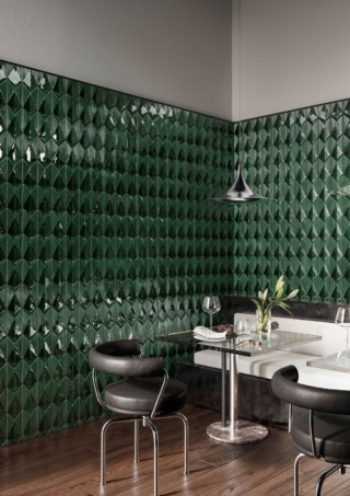 Diamantica di AcquarioDue è una collezione realizzata in impasto bianco purissimo, attraverso un processo di bicottura e valorizzata dagli smalti artigianali. Attraverso la rotazione e la ripetizione dell'elemento, il rivestimento tridimensione acquista movimento e profondità, generando differenti pattern di posa e trasformando la parete in una composizione dinamica. Il disegno di Diamantica vive soprattutto attraverso la luce: le inclinazioni della superficie intercettano l'illuminazione in modo differente, creando una continua alternanza di riflessi, ombre e variazioni cromatiche. In foto parete in finitura LUCIDA-POLISHED glossy craquelè nel colore verde inglese. www.acquariodue.com – Cersaie 2026, Pad. 26, Stand A288 Diamantica di AcquarioDue è una collezione realizzata in impasto bianco purissimo, attraverso un processo di bicottura e valorizzata dagli smalti artigianali. Attraverso la rotazione e la ripetizione dell'elemento, il rivestimento tridimensione acquista movimento e profondità, generando differenti pattern di posa e trasformando la parete in una composizione dinamica. Il disegno di Diamantica vive soprattutto attraverso la luce: le inclinazioni della superficie intercettano l'illuminazione in modo differente, creando una continua alternanza di riflessi, ombre e variazioni cromatiche. In foto parete in finitura LUCIDA-POLISHED glossy craquelè nel colore verde inglese. www.acquariodue.com – Cersaie 2026, Pad. 26, Stand A288