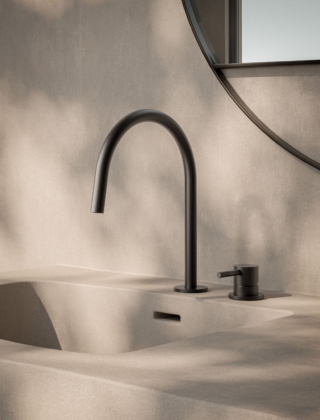 La collezione di rubinetti JOLLY di Paffoni dallo stile contemporaneo, caratterizzato da linee pulite e volumi equilibrati è disponibile nelle finiture cromo, nero opaco (come in foto), steel looking. Qui si vede nella versione miscelatore lavabo 2 fori con bocca fissa. La leva, impreziosita da una raffinata texture, garantisce una presa salda e confortevole. La collezione include rubinetteria per lavabo, bidet, doccia e vasca. www.paffoni.it – Cersaie 2026, Pad. 21, Stand A45