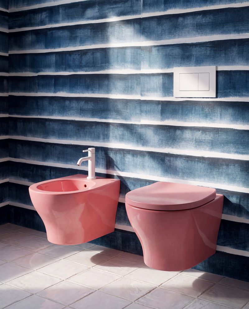 Si presentano nel colore Ibisco, un rosa seducente disponibile in una raffinata finitura lucida i sanitari sospesi della collezione in ceramica sanitaria Kallia by Simas. Kallia, dal greco kállos, "bellezza", è firmata da Karim Rashid. I sanitari sono disponibili anche carenati. Oltre che nel colore Ibisco sono disponibili in nuove tonalità, tenui e delicate che evocano l’estetica di tempi antichi: il celeste chiaro Aliseo, il verde delicato Laguna e l’avorio naturale Duna. www.simas.it – Cersaie 2026, Pad. 30, Stand A66/B67