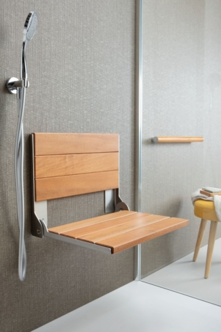 È realizzato in doghe di legno okumè il sedile ribaltabile per la doccia con schienale di Ponte Giulio con struttura in acciaio inox AISI304. È un complemento d’arredo che permette di fruire dell’ambiente bagno in sicurezza, autonomia e comfort. La seduta misura L 50,8 x P 41,9 cm. www.pontegiulio.com – Cersaie 2026, Pad. 22, Stand B74