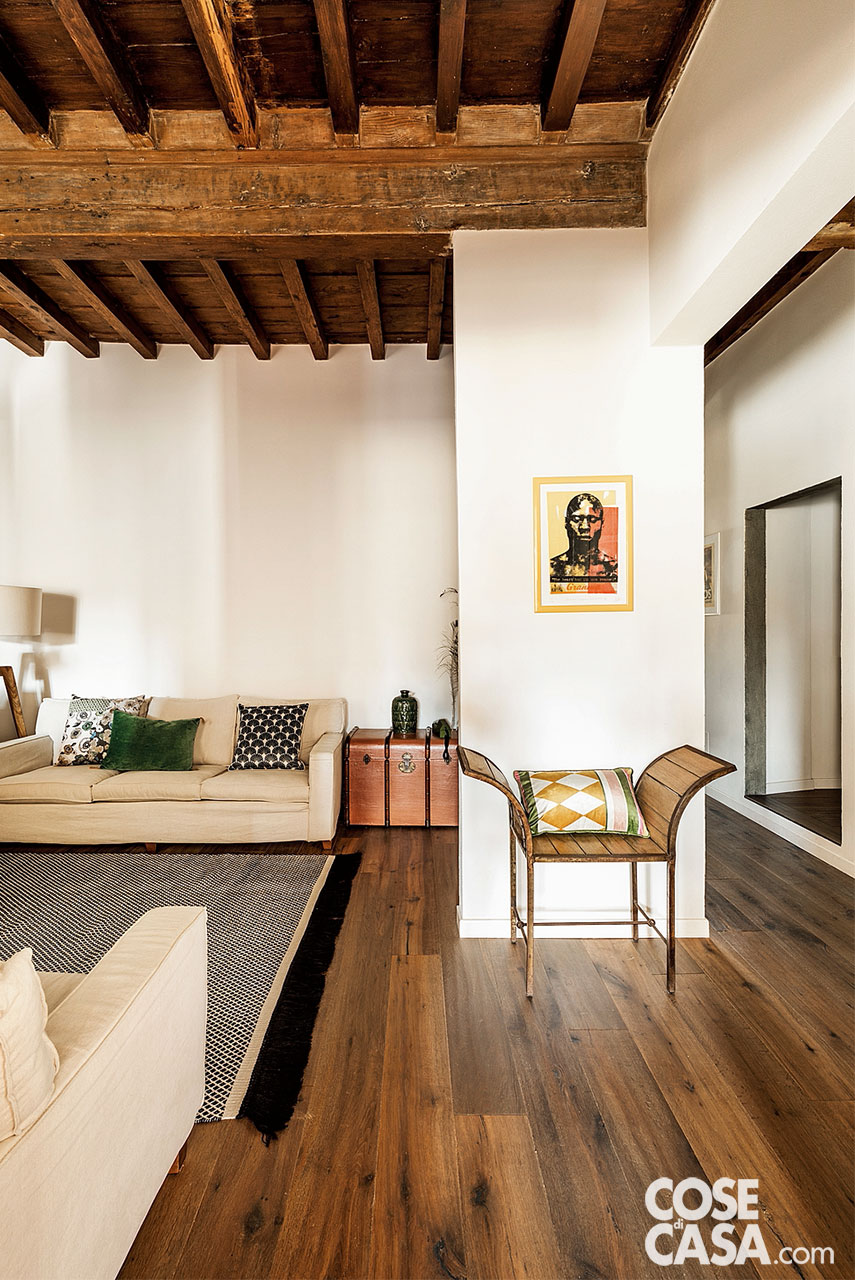 Il baule da viaggio è usato come contenitore piano d'appoggio nello spazio di risulta fra divano e parete. Progetto: O/A Officina Abitare, architetti Sara Bartolini e Matteo Pierattini, Firenze - officinaabitare.com. Foto: Studio Daido. Styling: Studio Wolo.