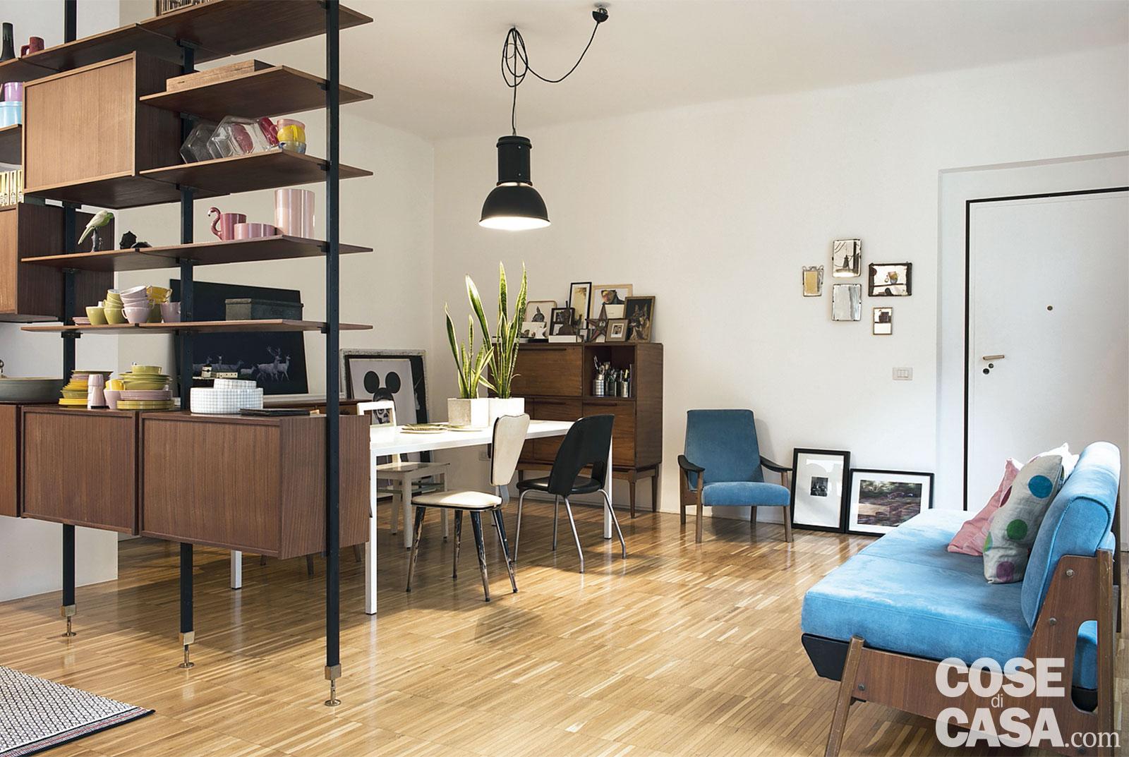La libreria anni '50 è utilizzata per dividere senza togliere luce al tavolo ed è quindi fruibile da entrambi i lati. Il mobile, fissato a pavimento e a soffitto, è regolabile in altezza grazie ai piedini telescopici. Progetto: arch. Mirko Pancaldi, Milano, Foto: La Camera Chiara/Andrea Vierucci. Styling: Anna Maria Eustachi.